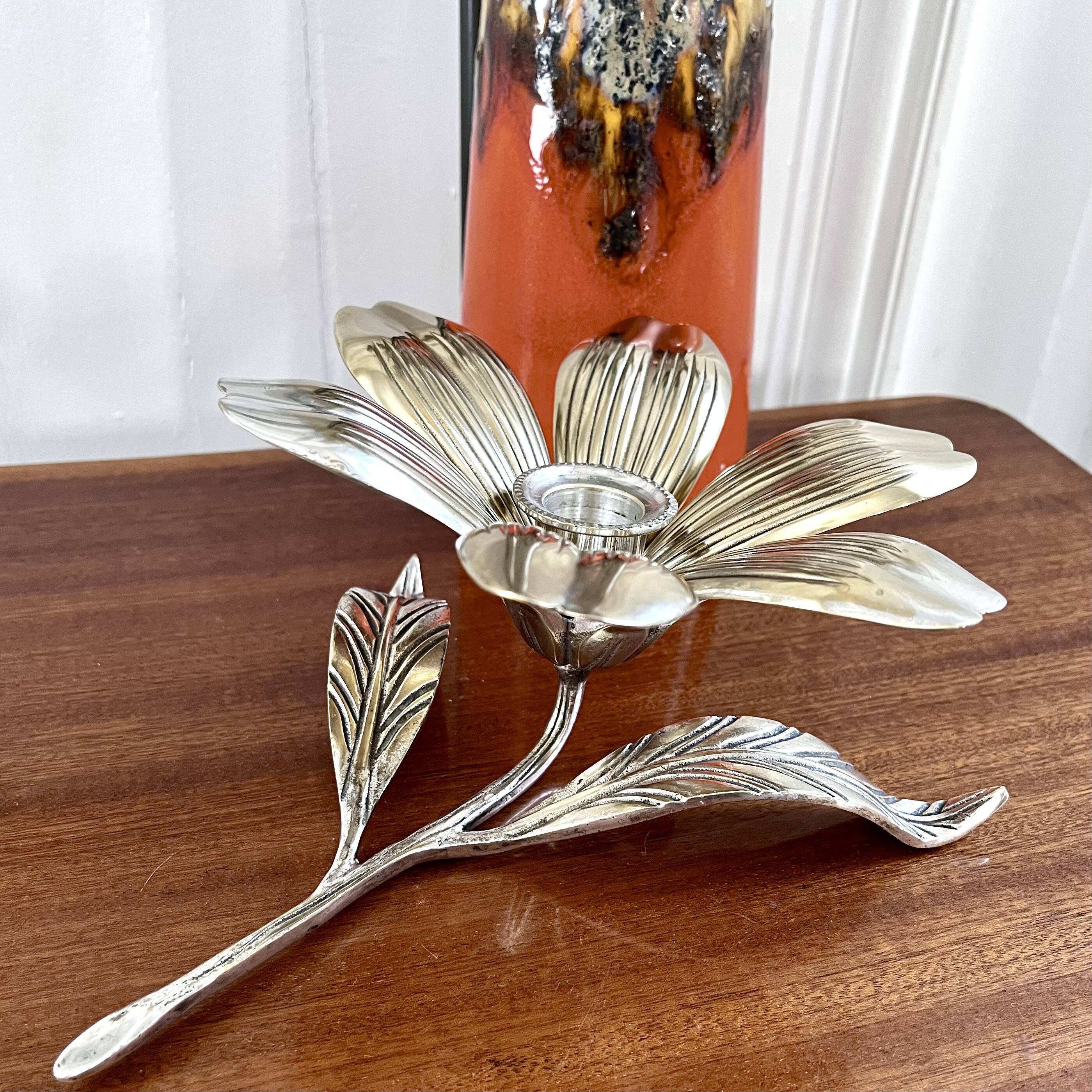 Flower candle holder with removable petals and ashtrays from the 60s/70s