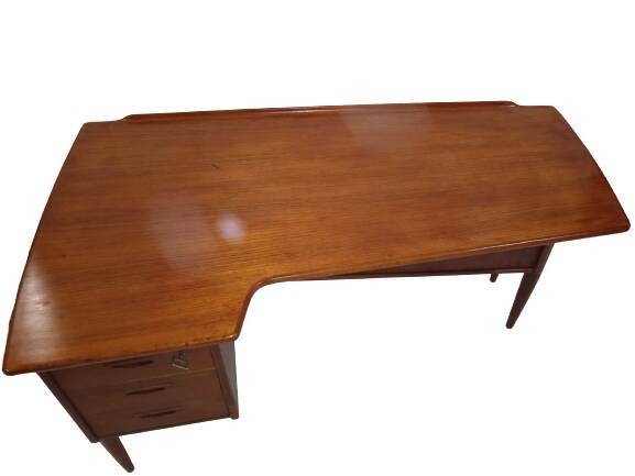 Scandinavian desk design Peter Løvig Nielsen