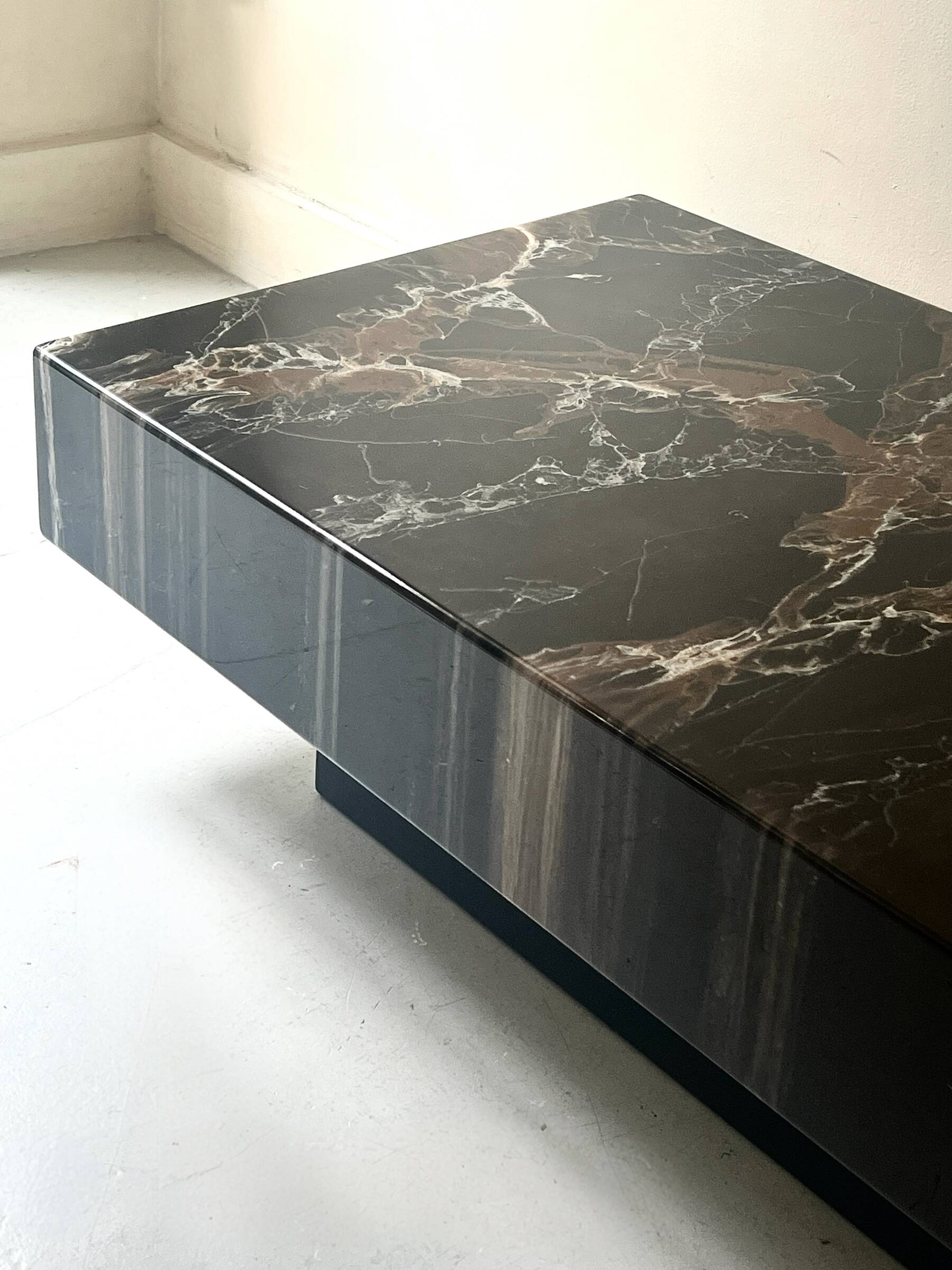 Table basse rectangulaire en résine marbre, design vers 1970