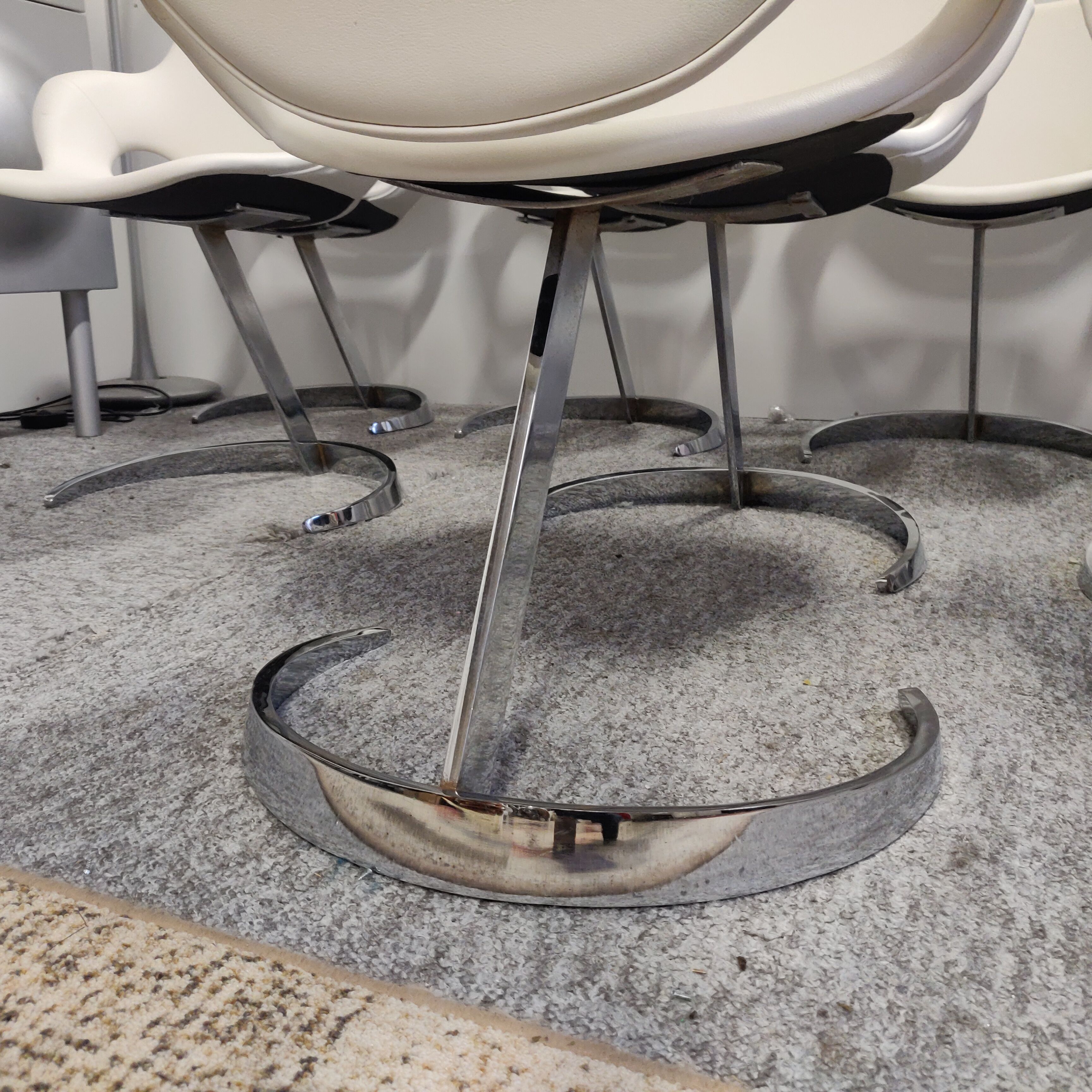 Ensemble de 8 chaises Boris Tabacoff Scimiter