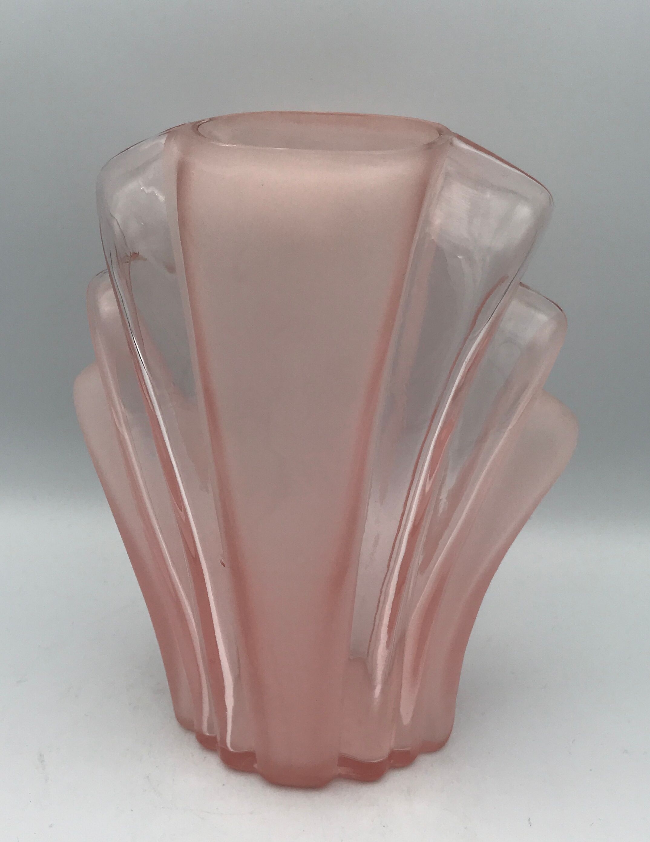 Vase en verre moulé rose art déco 18 cm