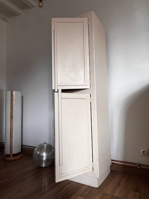 White 2-door bonnet cabinet