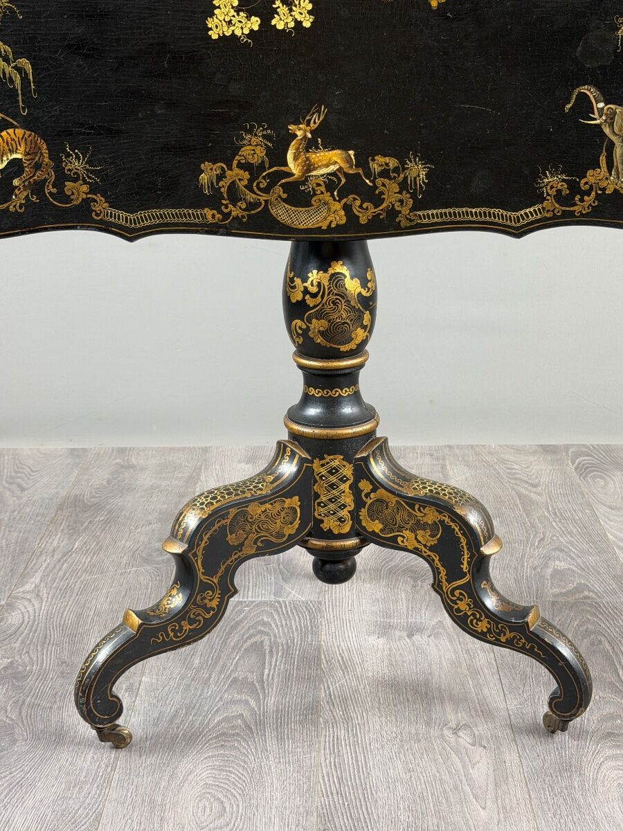 Table pliante Napoléon III en bois laqué noir et décor doré, XIXe siècle
