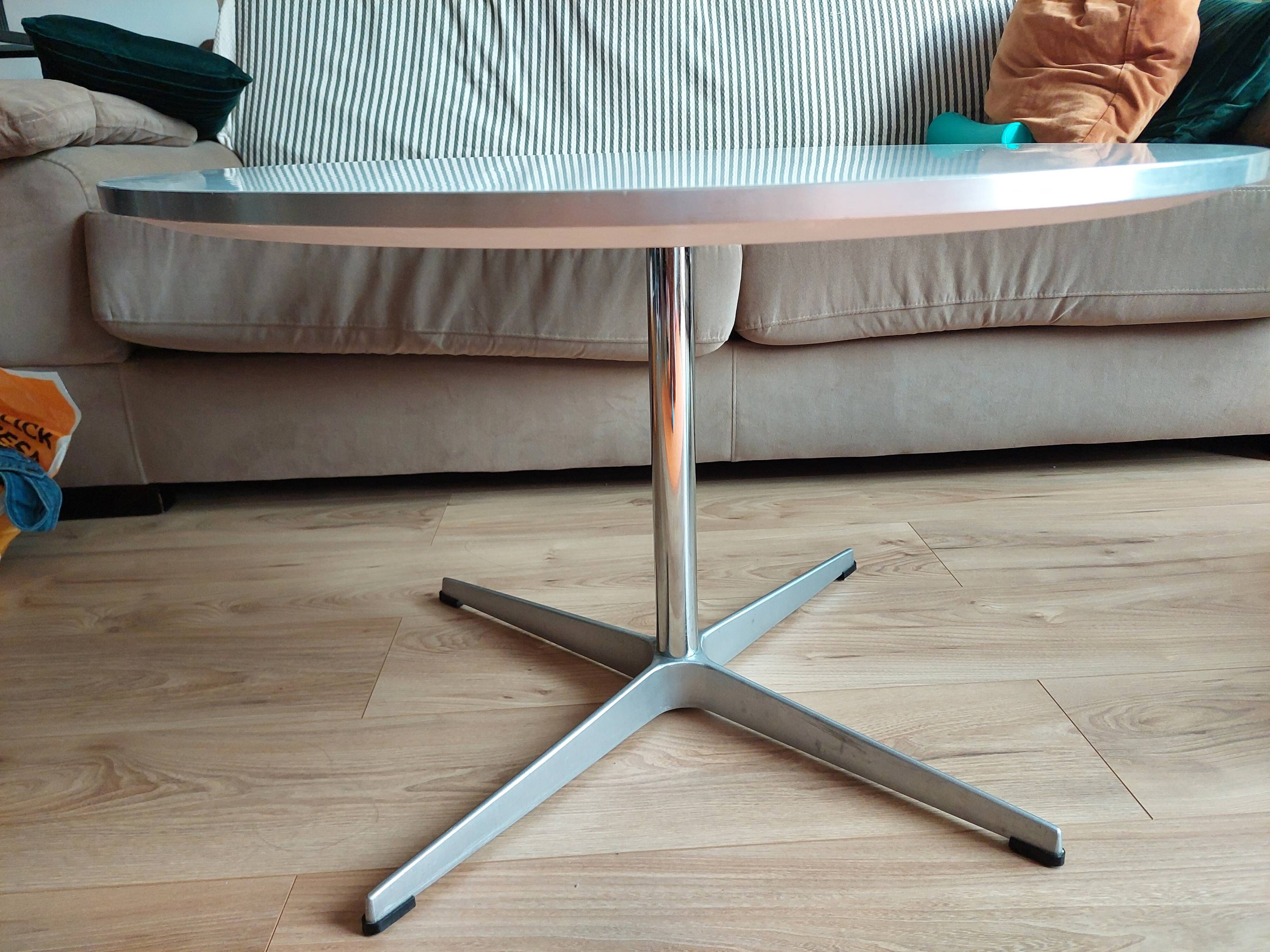 Arne Jacobsen table