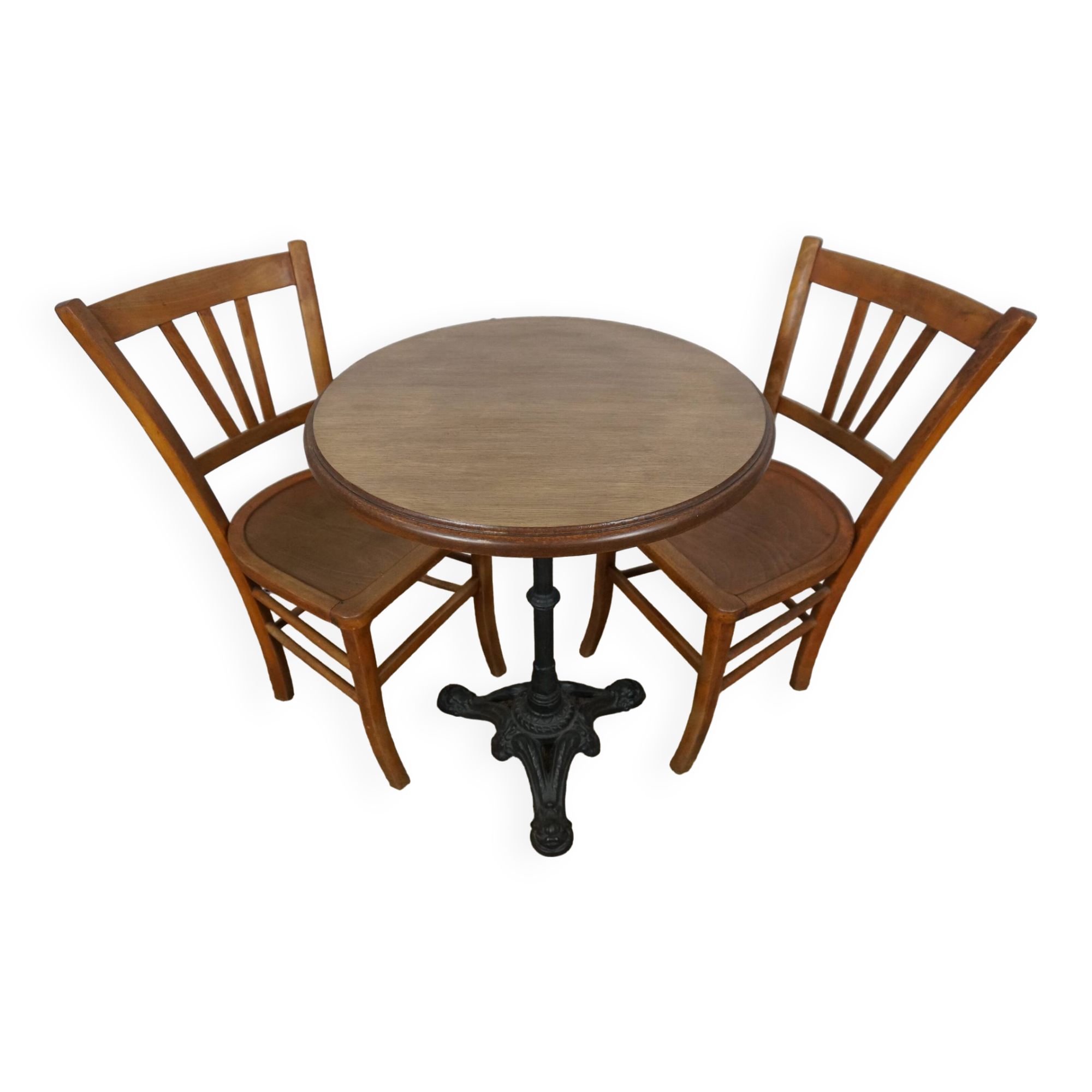 table plateau chêne pieds fonte et paire de chaises bistrot