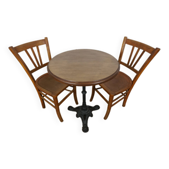 table plateau chêne pieds fonte et paire de chaises bistrot