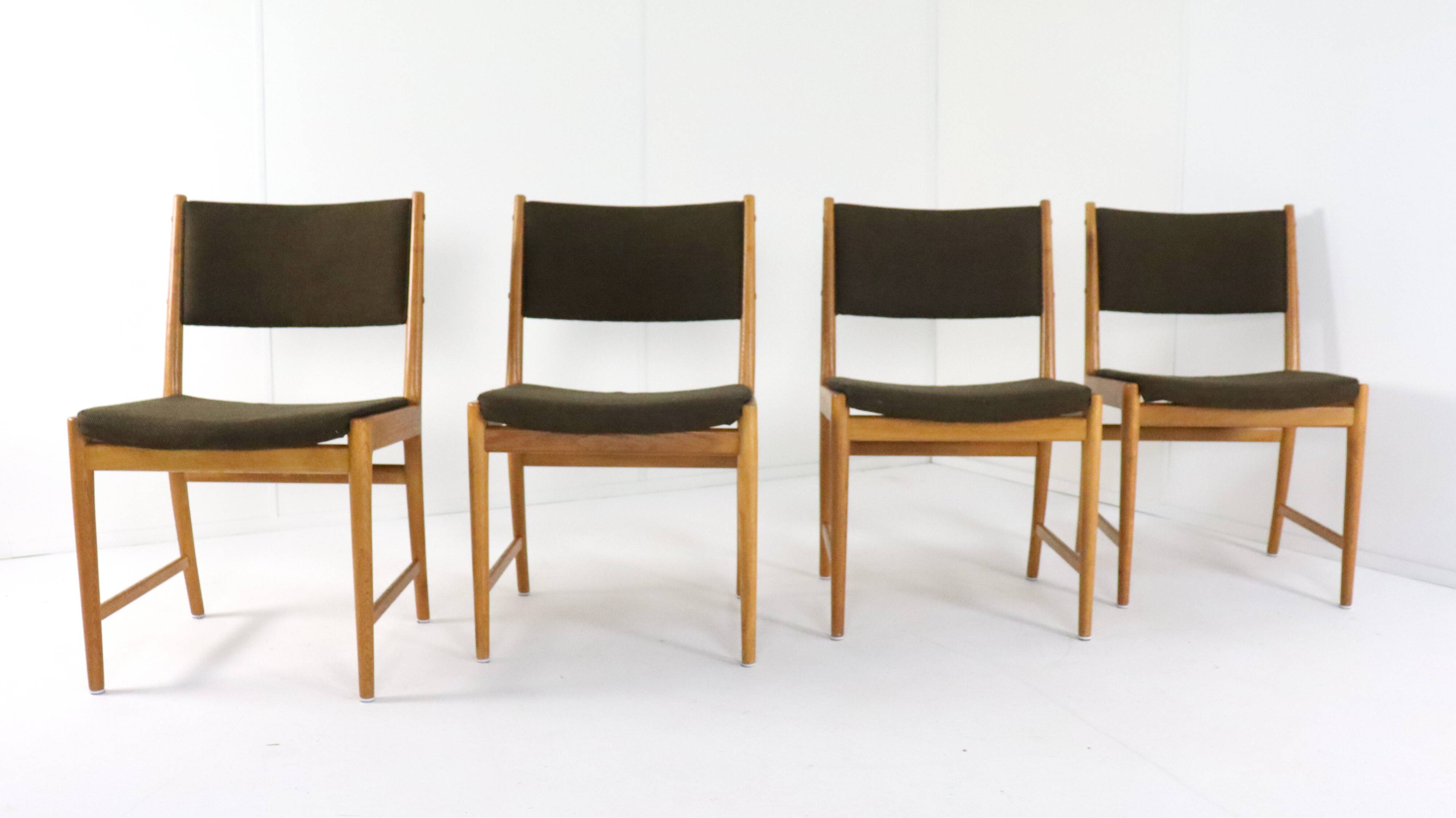 Set 4 Kai Lyngfeldt Larsen voor Soren Willasden stoelen