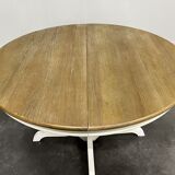 White extendable round dining table, 6/8 place settings