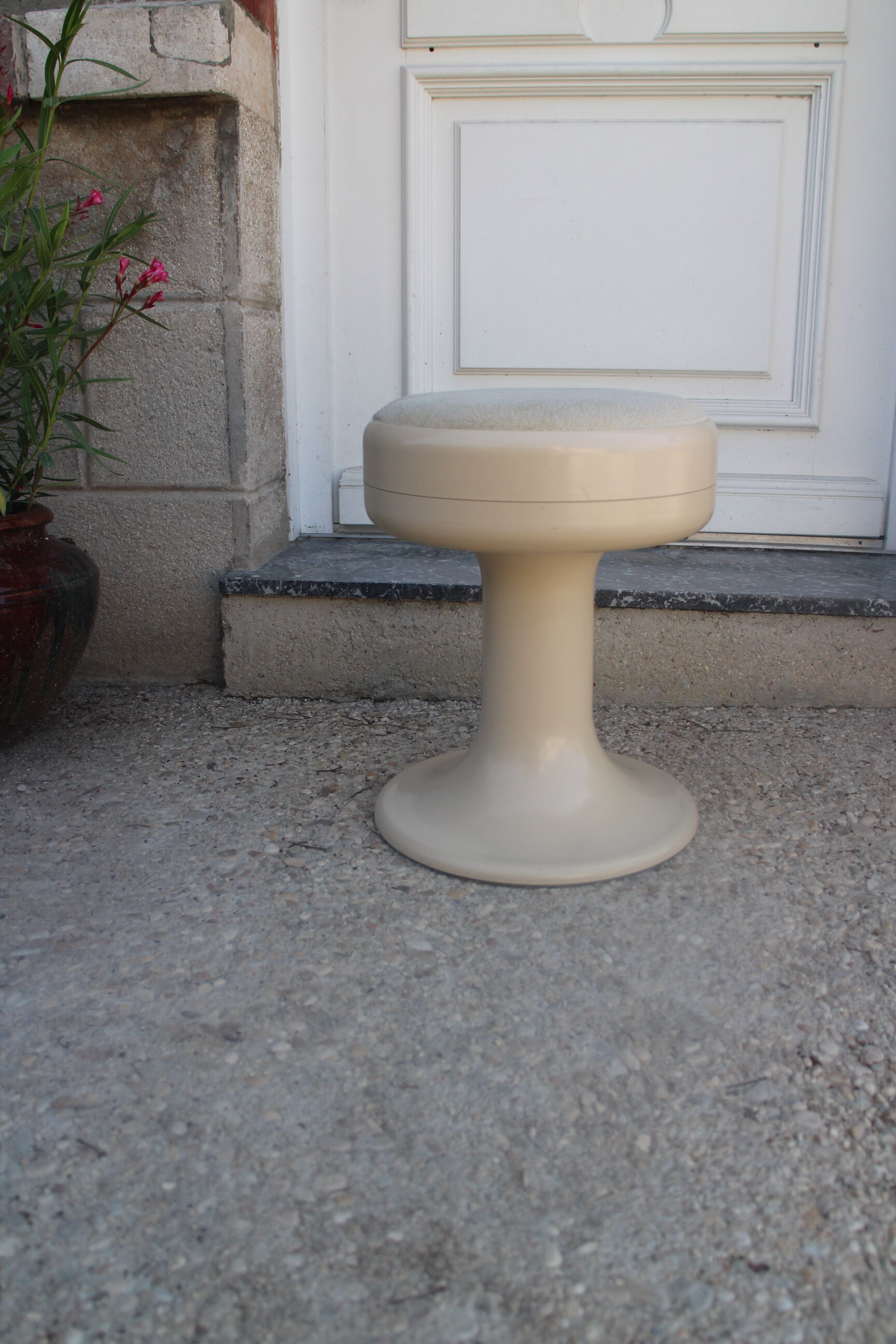 Tulip foot stool Isoklepa 1970