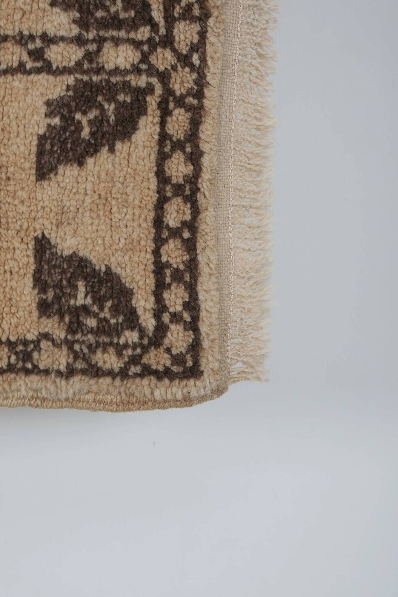 Vintage handmade Turkish rug 122x190 cm