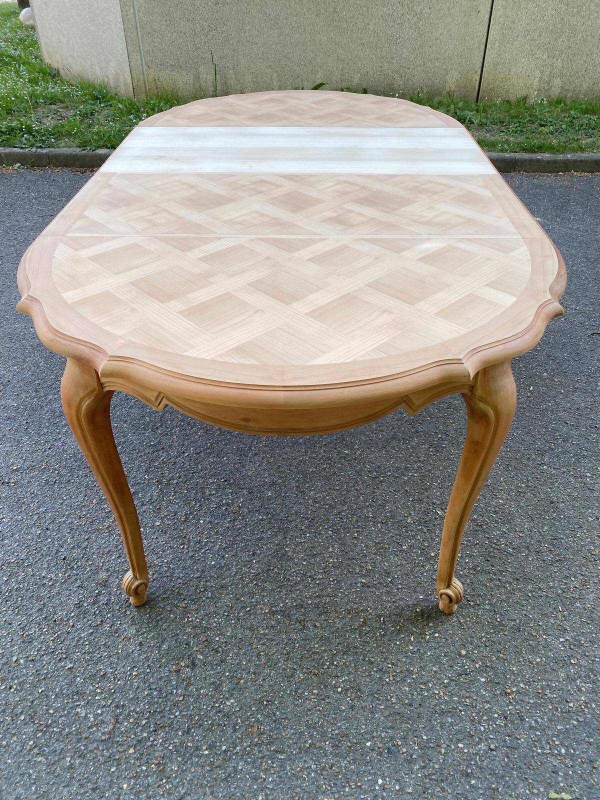 Extendable round Louis XV dining table, renovated in raw wood, 20th century, 200cm
