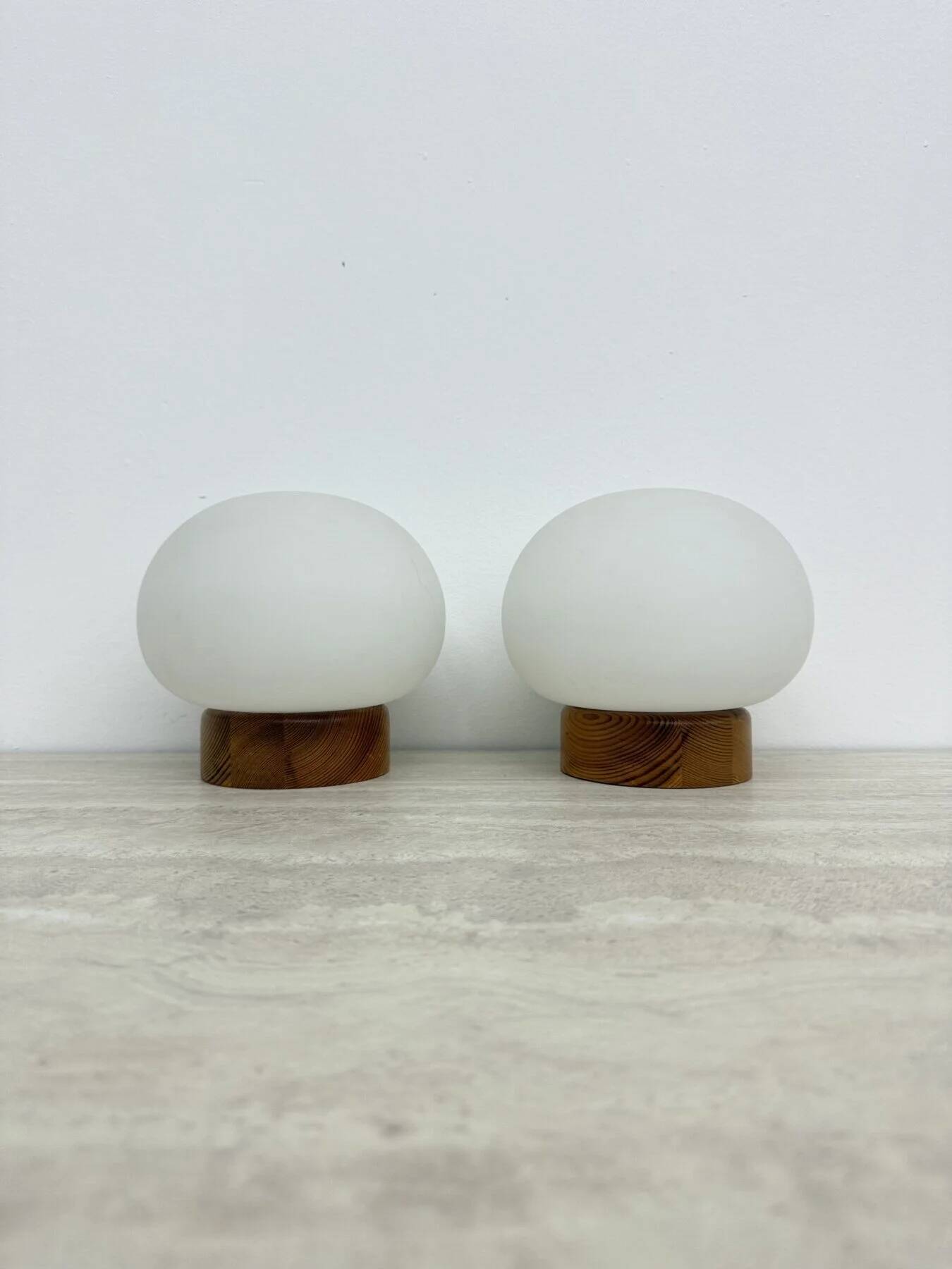 Ensemble de 2 lampes de table en bois de pin et en verre opalin, années 1970.