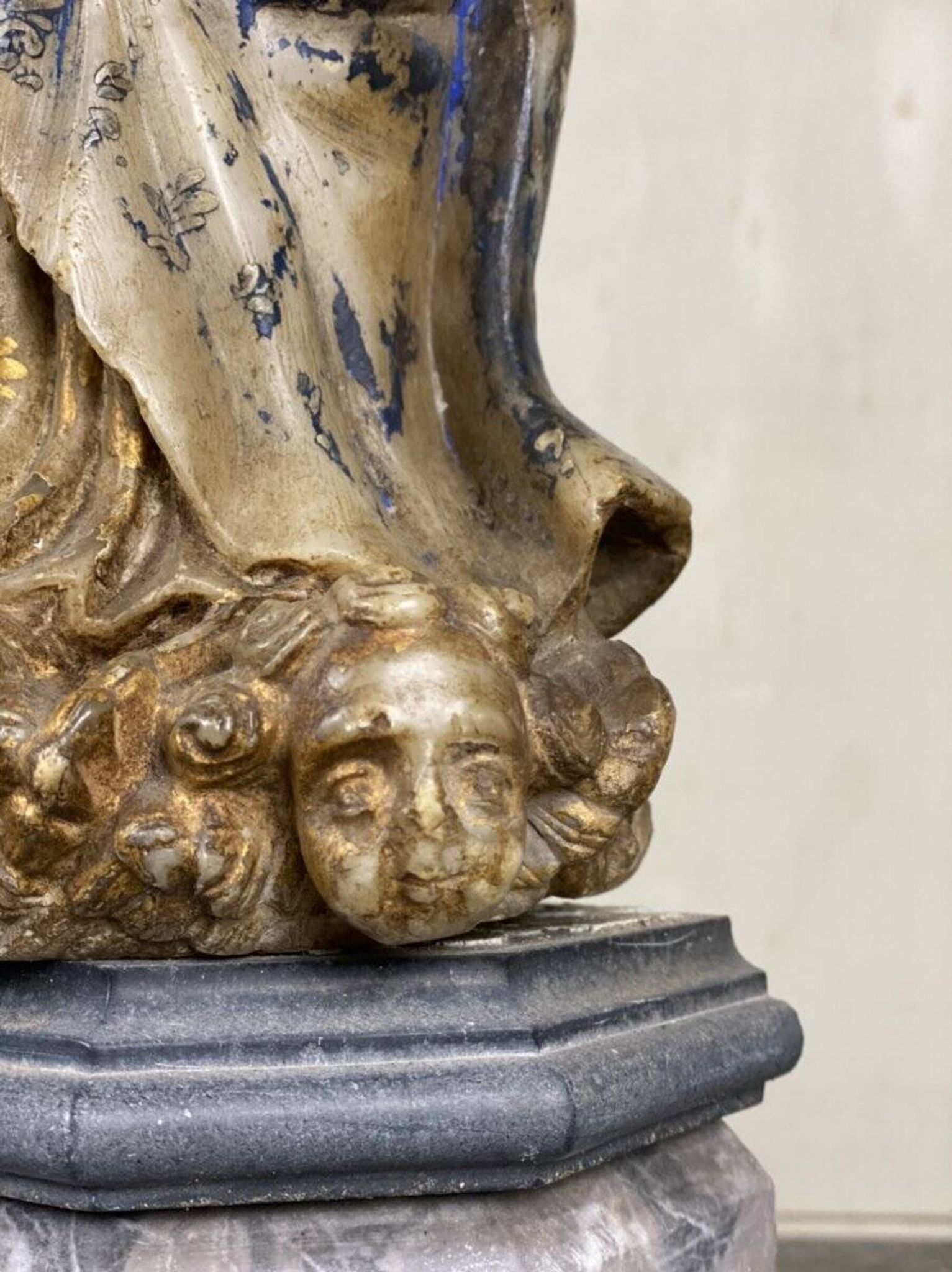 Virgin and Child in alabaster, significant trace of polychromy, Flanders 16th century.