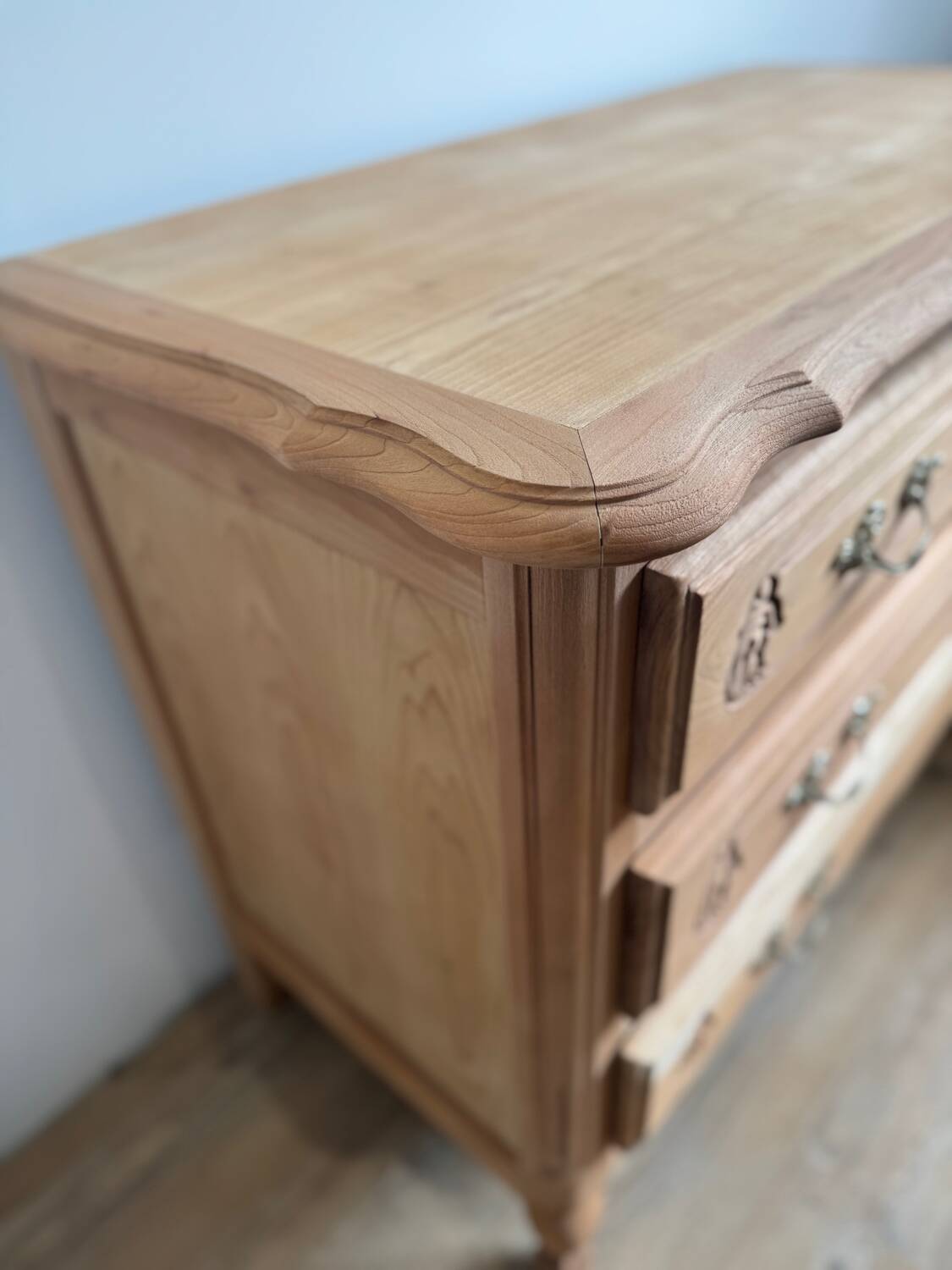 Revisited Louis XV chest of drawers – sanded solid wood – ready to personalize