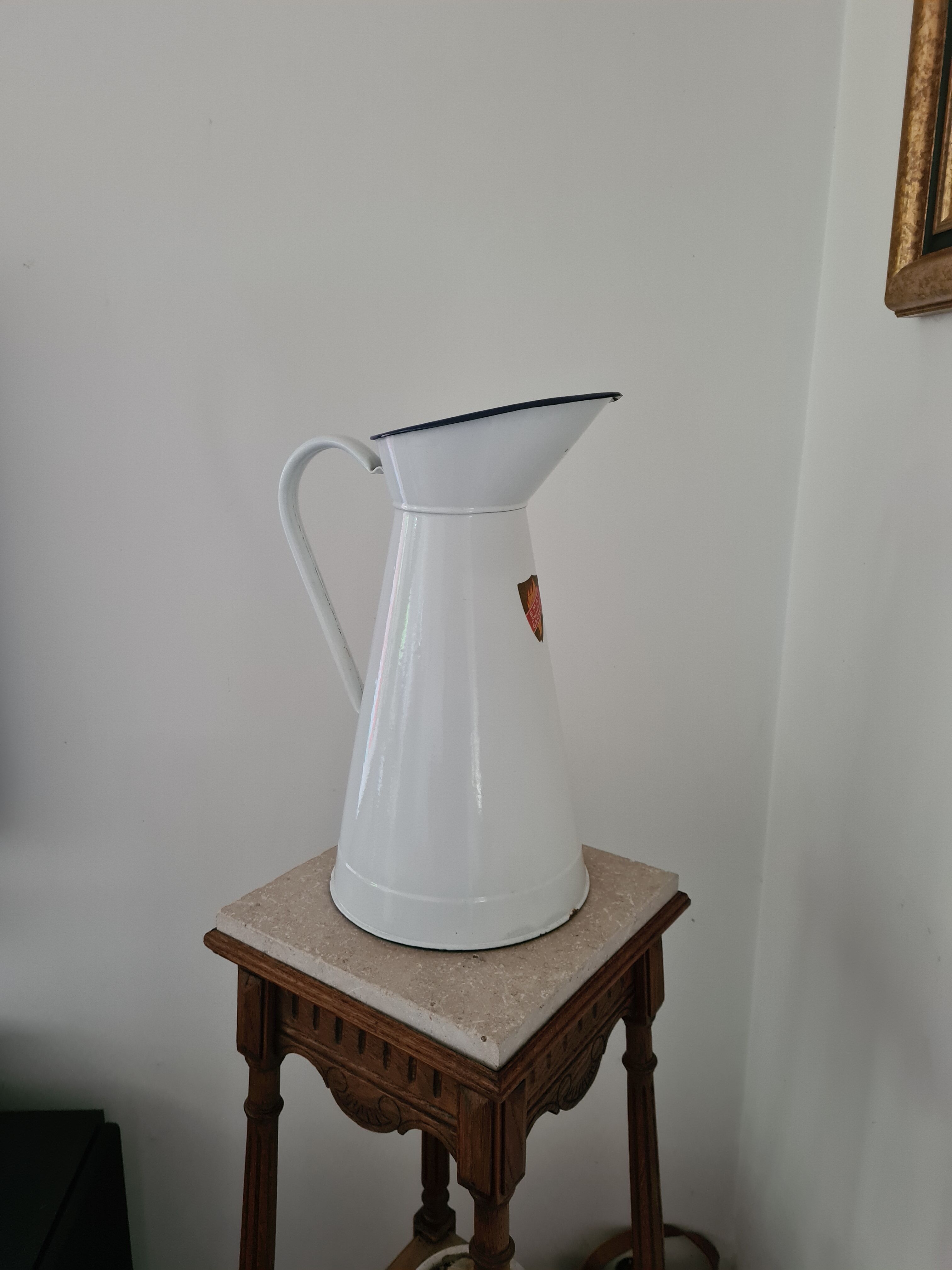 Enamelled sheet metal broc