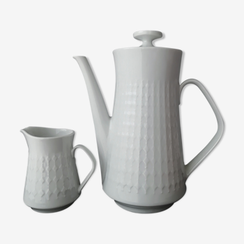 Cafetière et pot à lait en porcelaine blanche