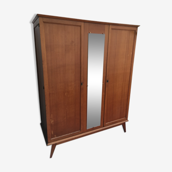 Armoire en bois scandinave à pieds compas