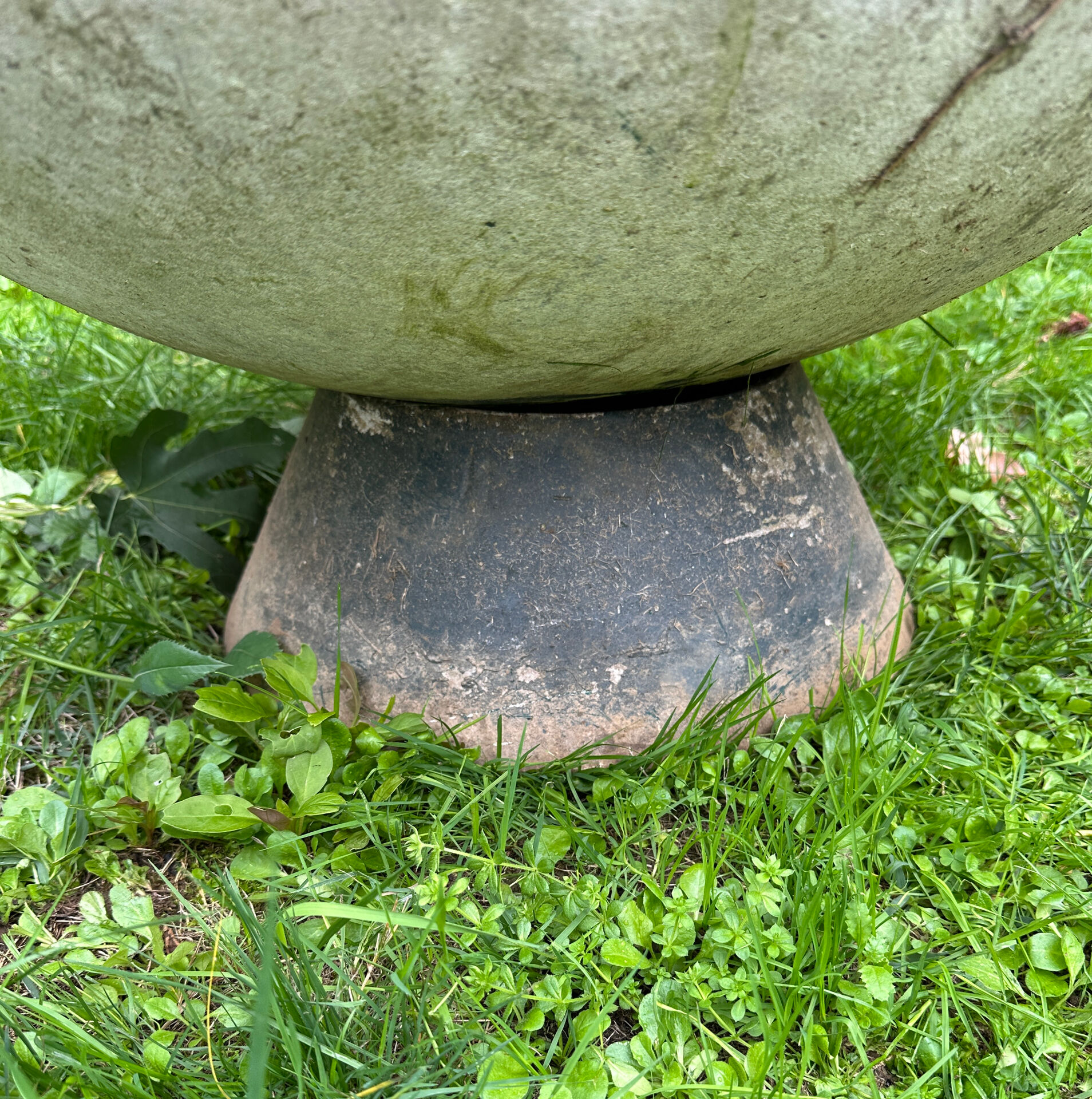 Old planter, pedestal basin in fibrociment by Willy Guillaume.