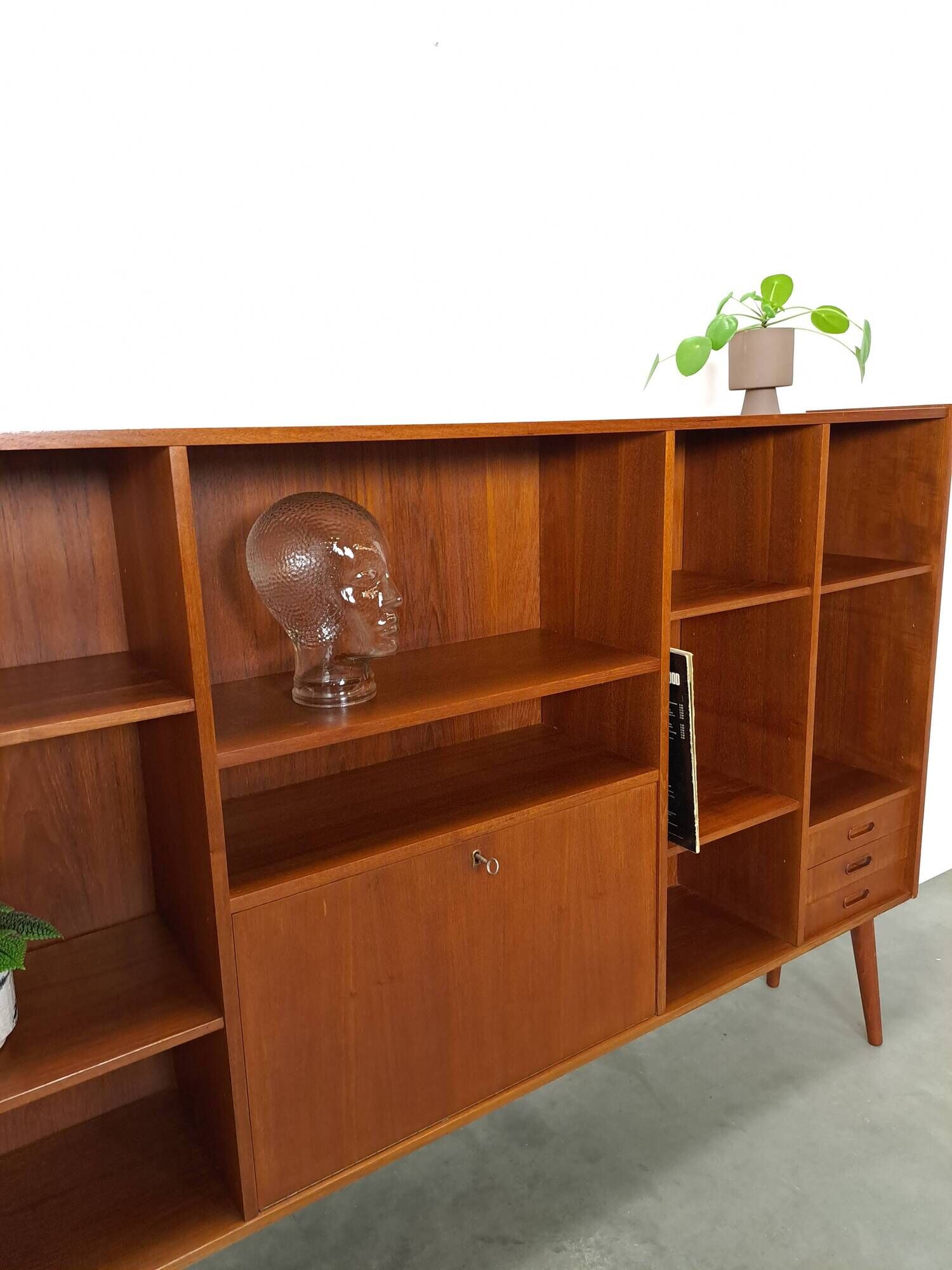 Deens teak brede LP kast met planken, lades en bar met spiegel