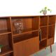 Deens teak brede LP kast met planken, lades en bar met spiegel