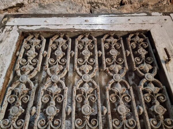 Porte d'entrée ancienne en chêne avec grille en fonte, récupération architecturale française