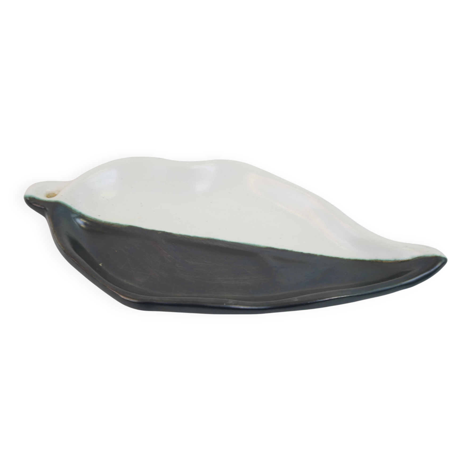 Leaf-shaped pocket emptier, two-tone ceramic by Cerenne Vallauris