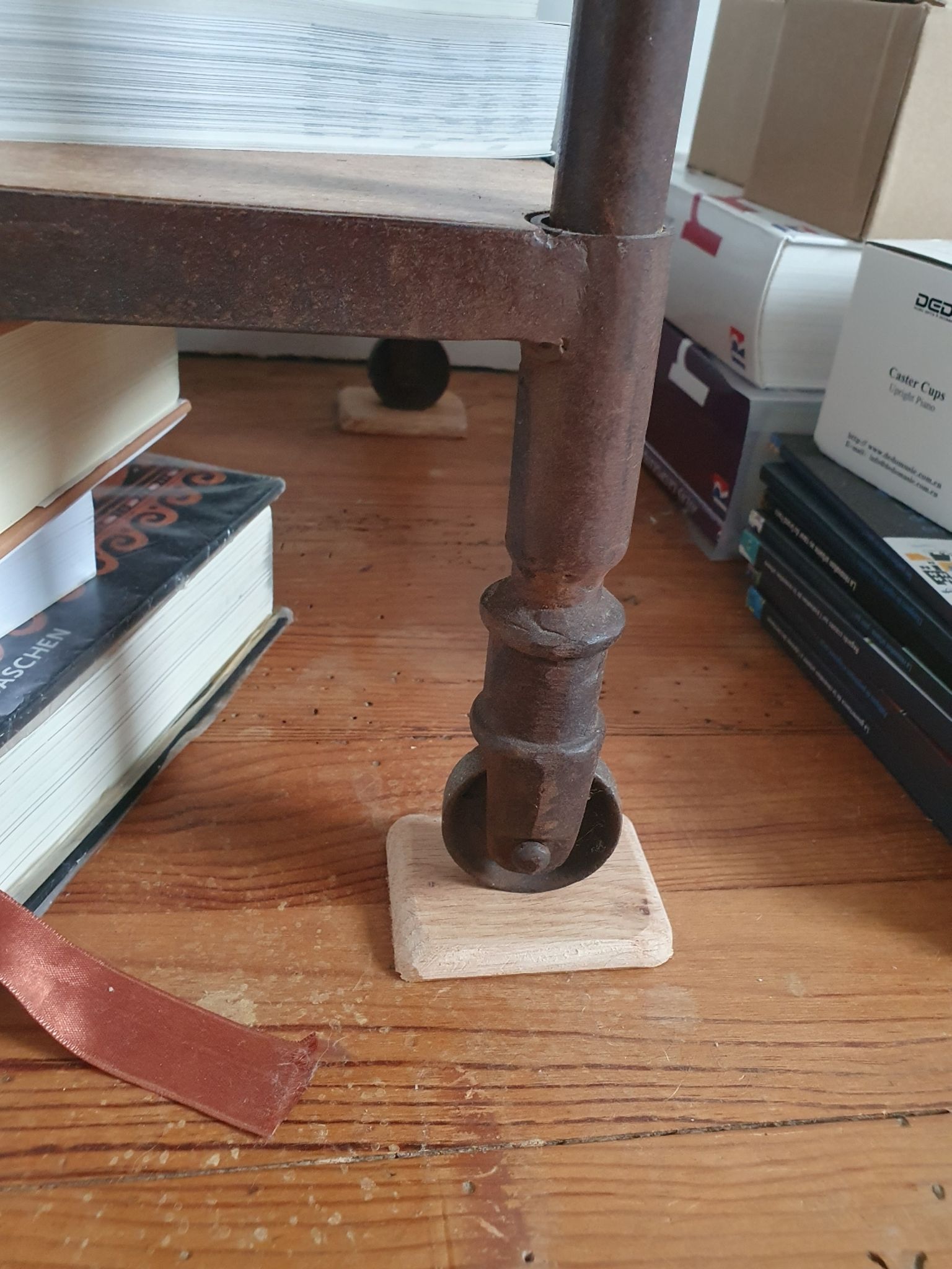 Étagère / bibliothèque en métal et bois massif