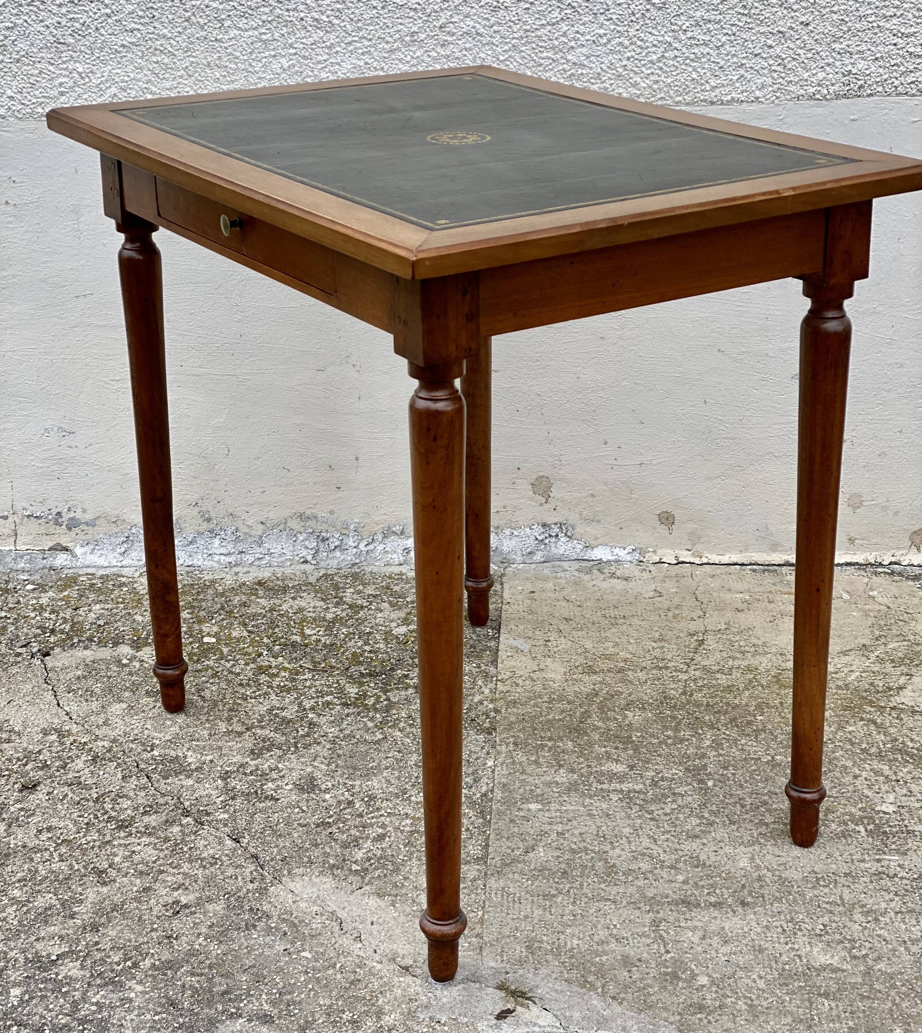 Desk XIXth Century, turned feet, walnut and leather