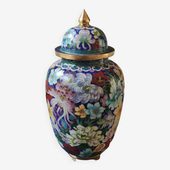 Ancienne potiche asiatique, vase à couvercle chinois, décor de motifs floraux en émail cloisonné, années 50