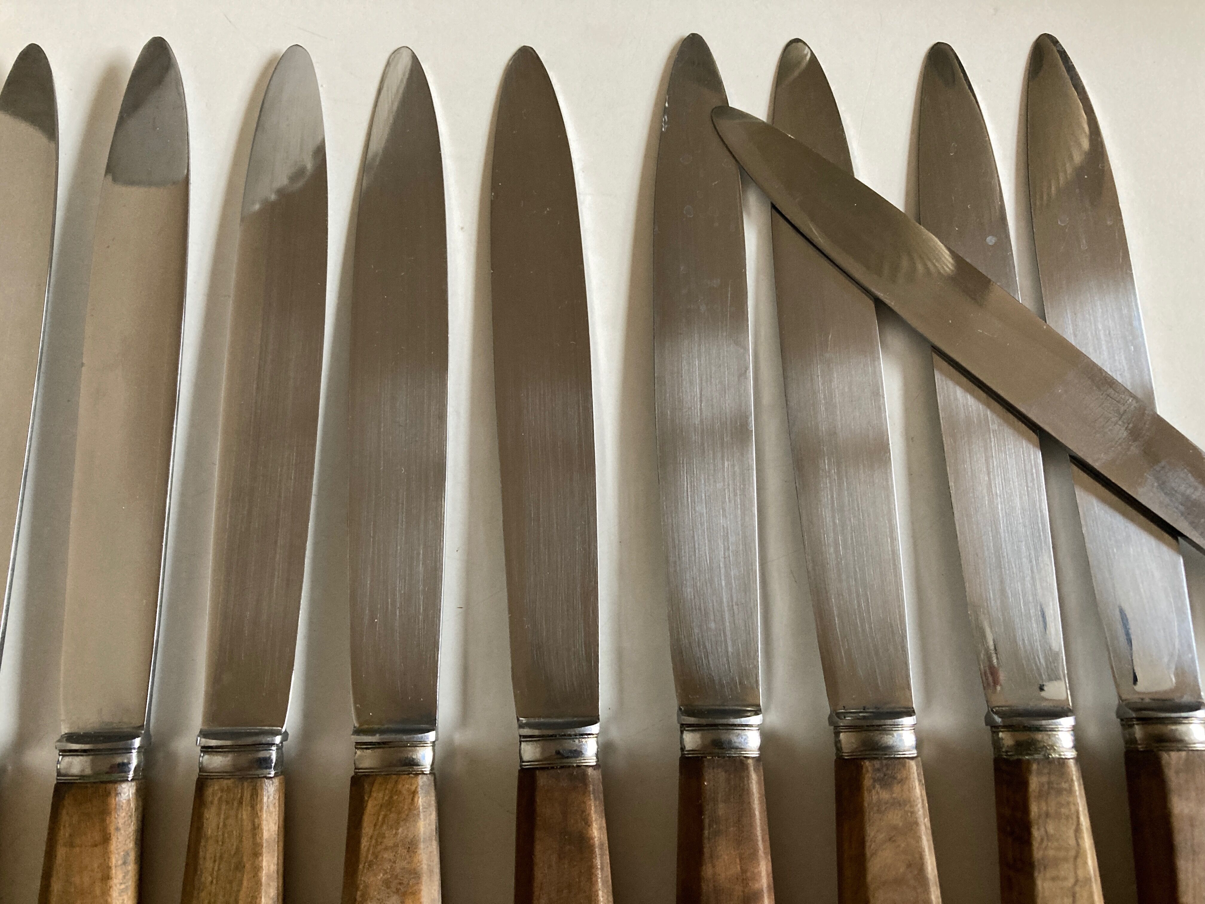 Set de 12 couteaux manches en bois d'olivier 1960