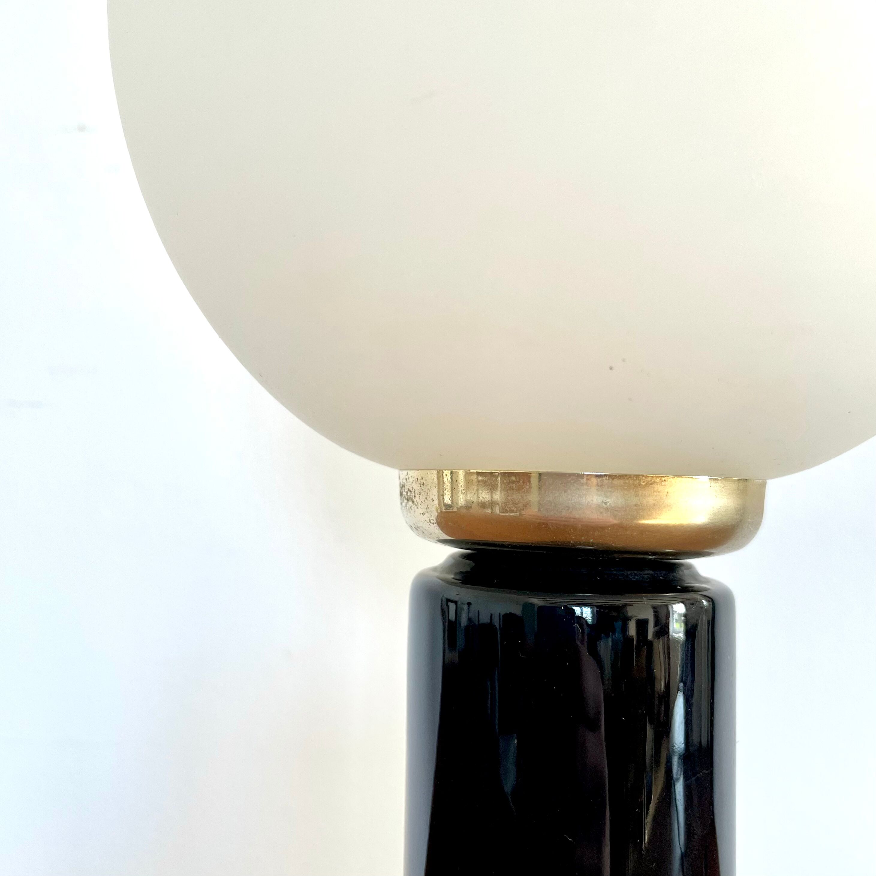 Ceramic foot lamp and globe