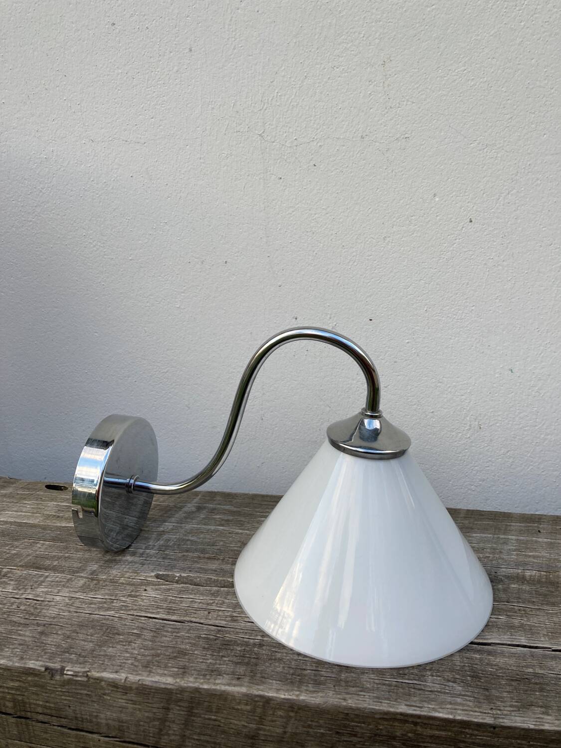 Wall lamp in silver metal and white glass