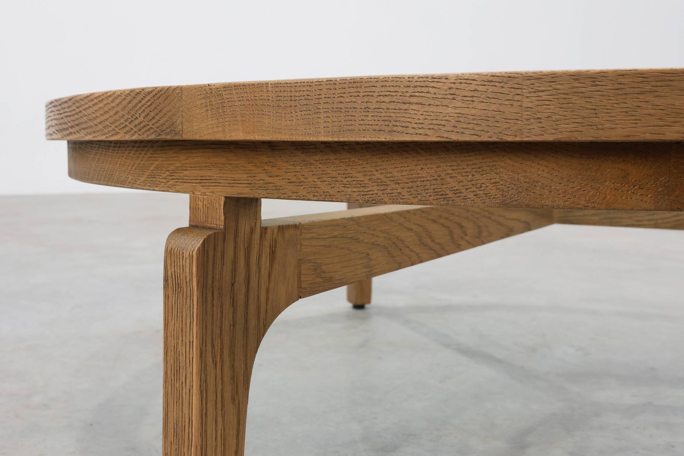 Table moderne en bois de cèdre et verre, Italie fin du 20e siècle