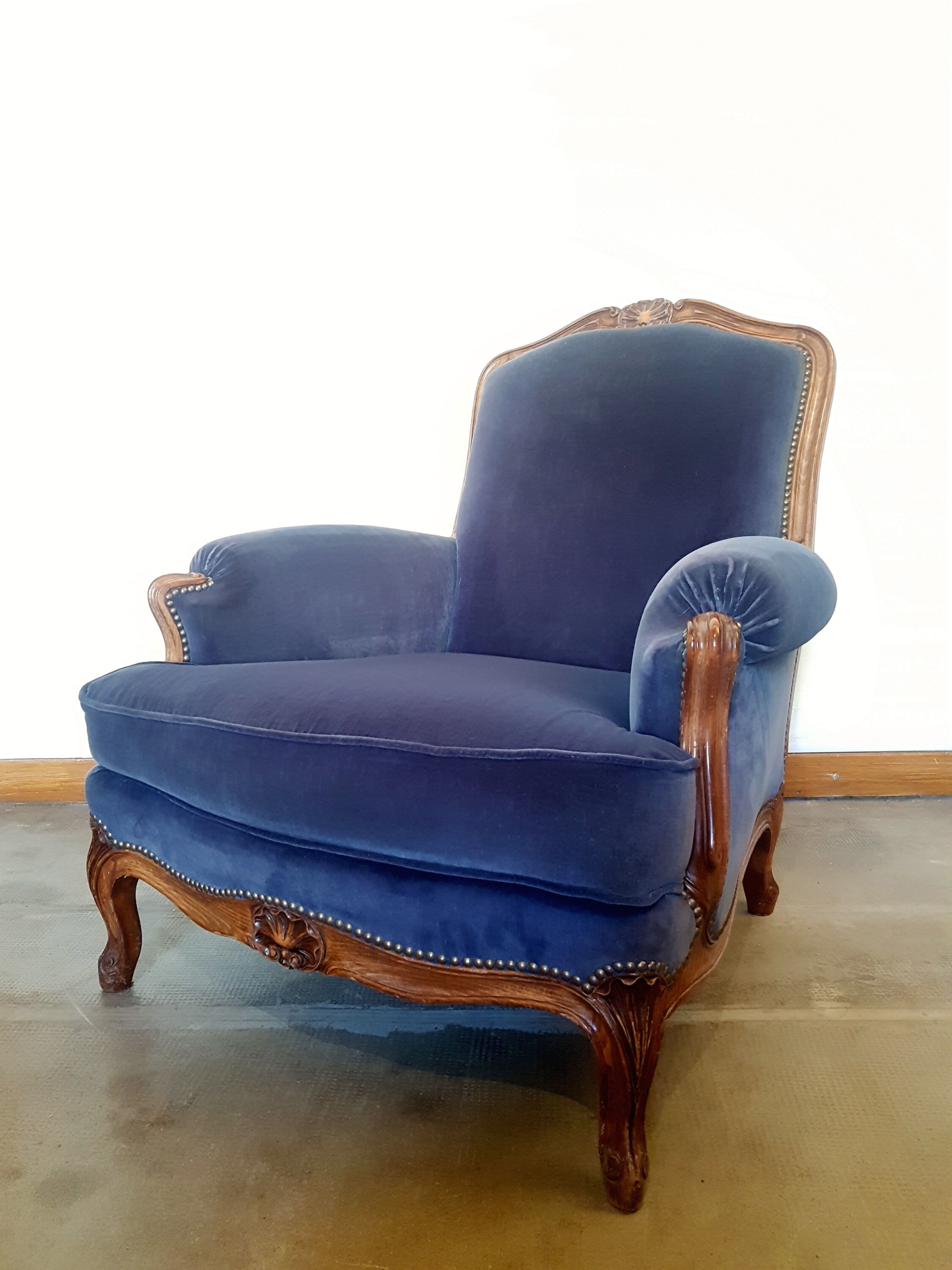 Paire de fauteuils bergères en velour bleu