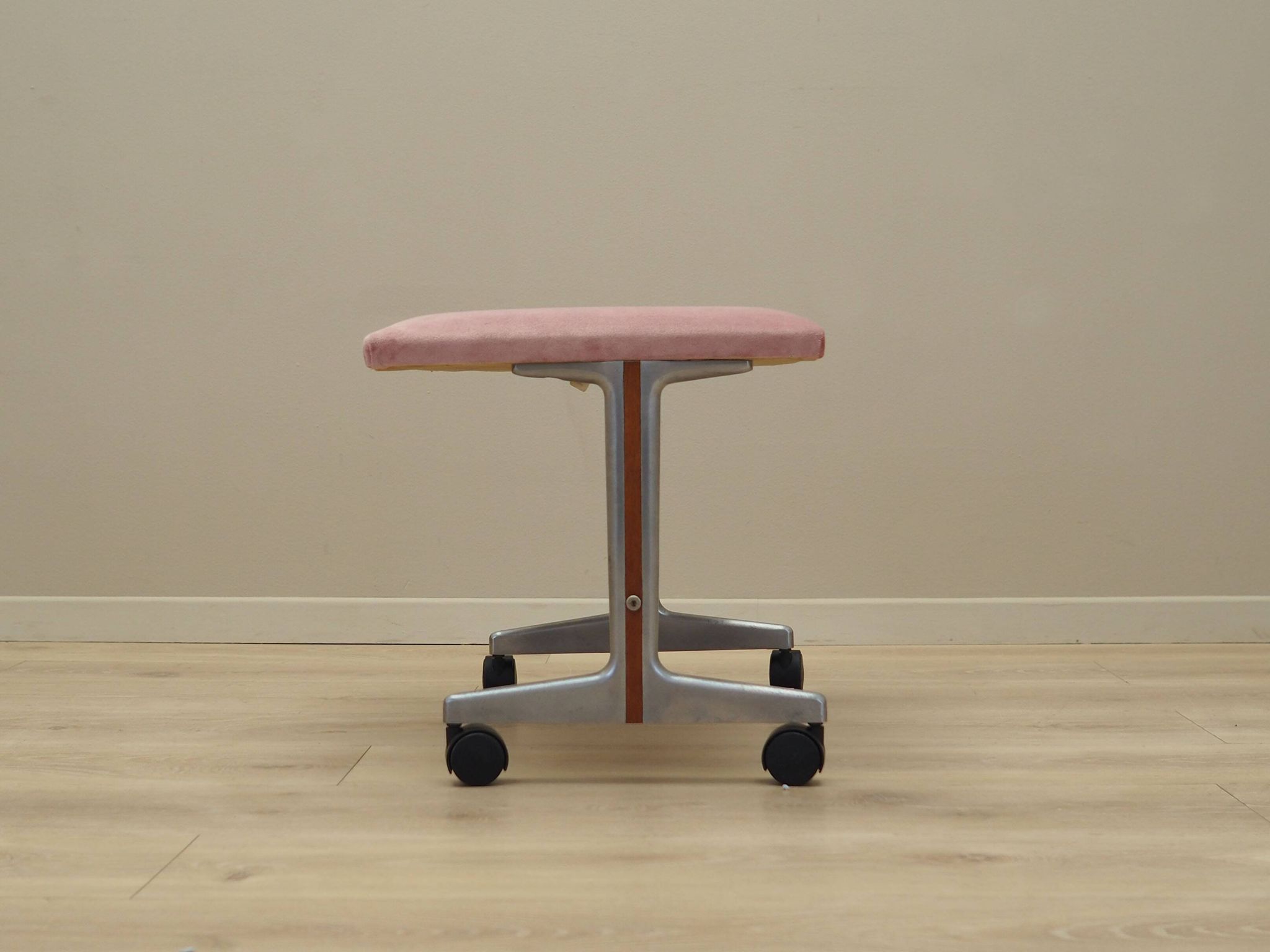 Repose-pieds danois rose, années 1960