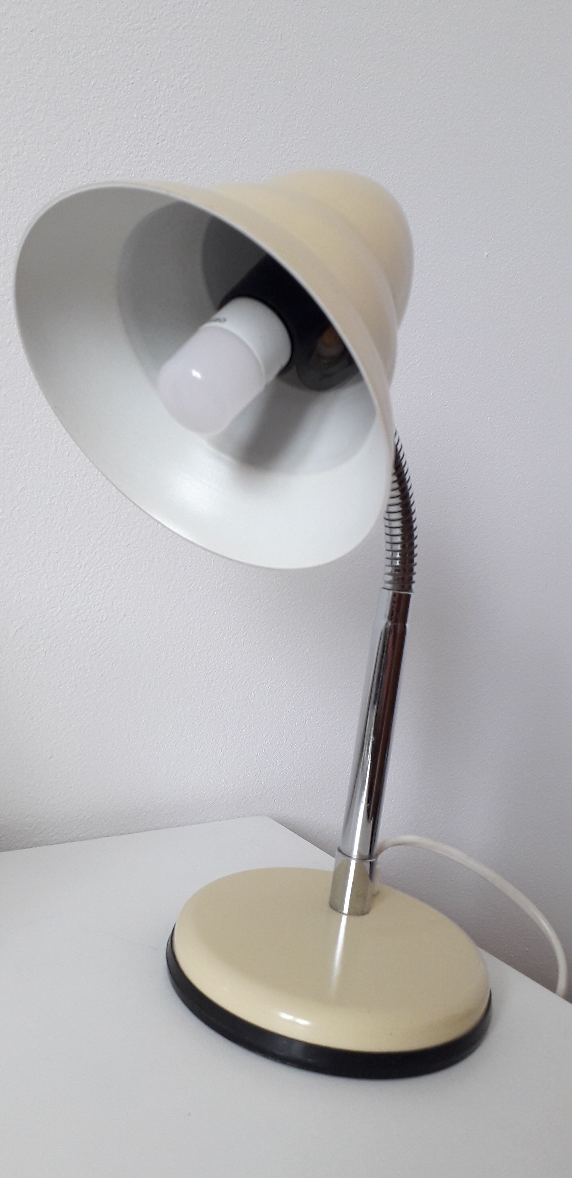 Articulated table lamp