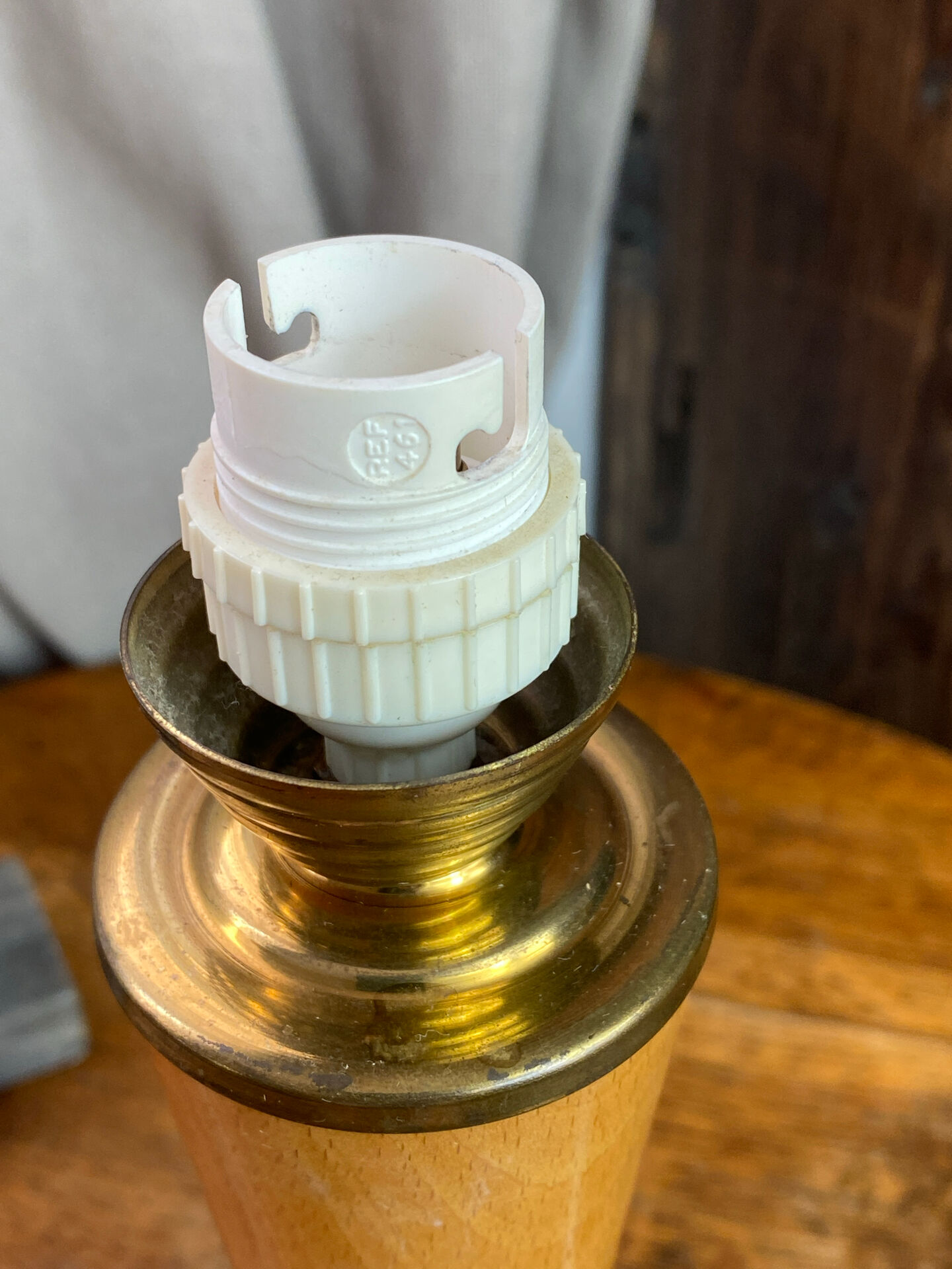 Lampe en bois et laiton, dans le style  Mazda
