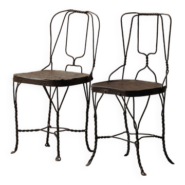 Paire de chaises brutalistes en acier et tôle patinée, vers 1950