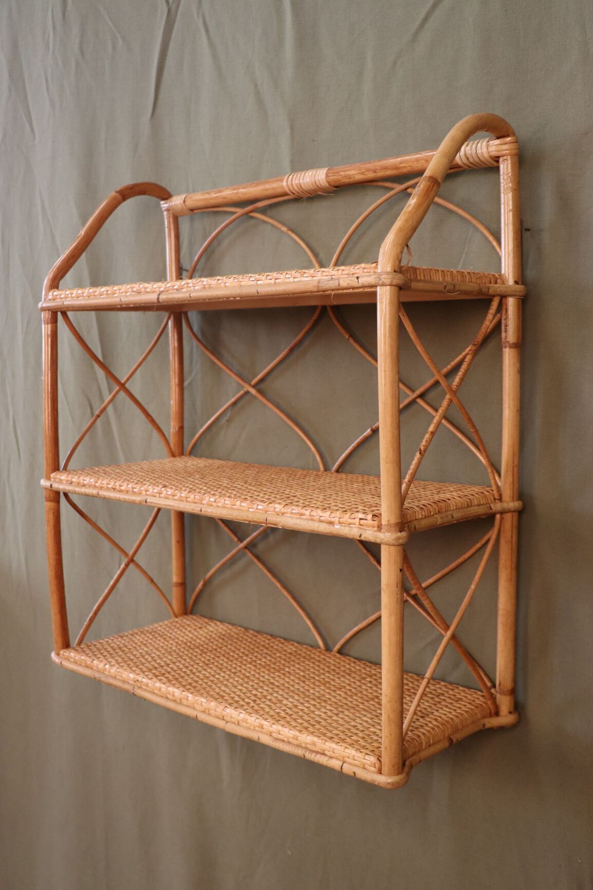 Ratine wall shelf
