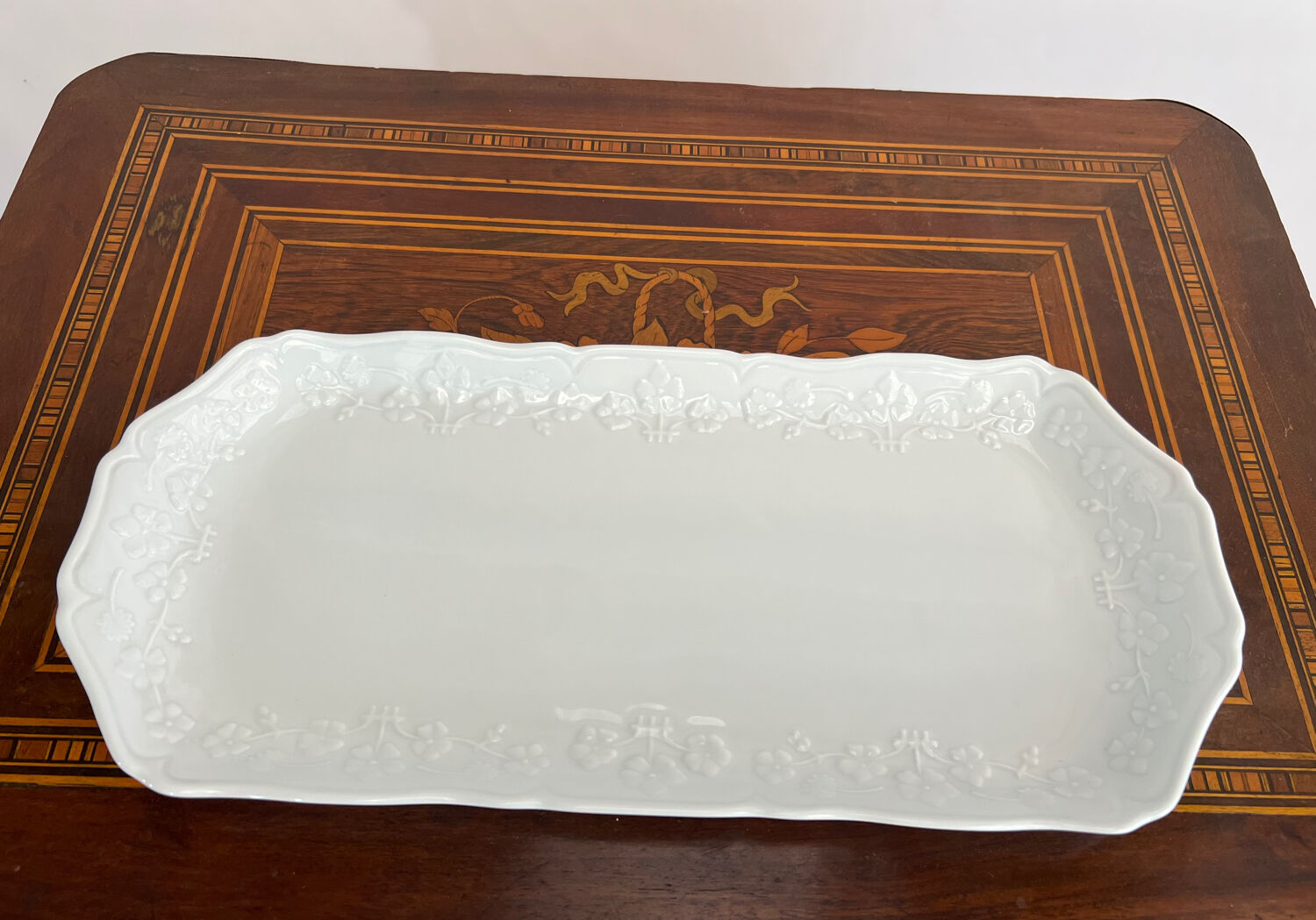 White porcelain cake dish