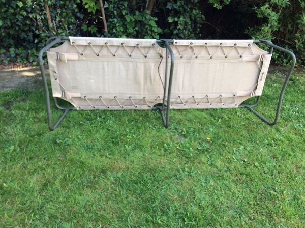 Lit de camp militaire