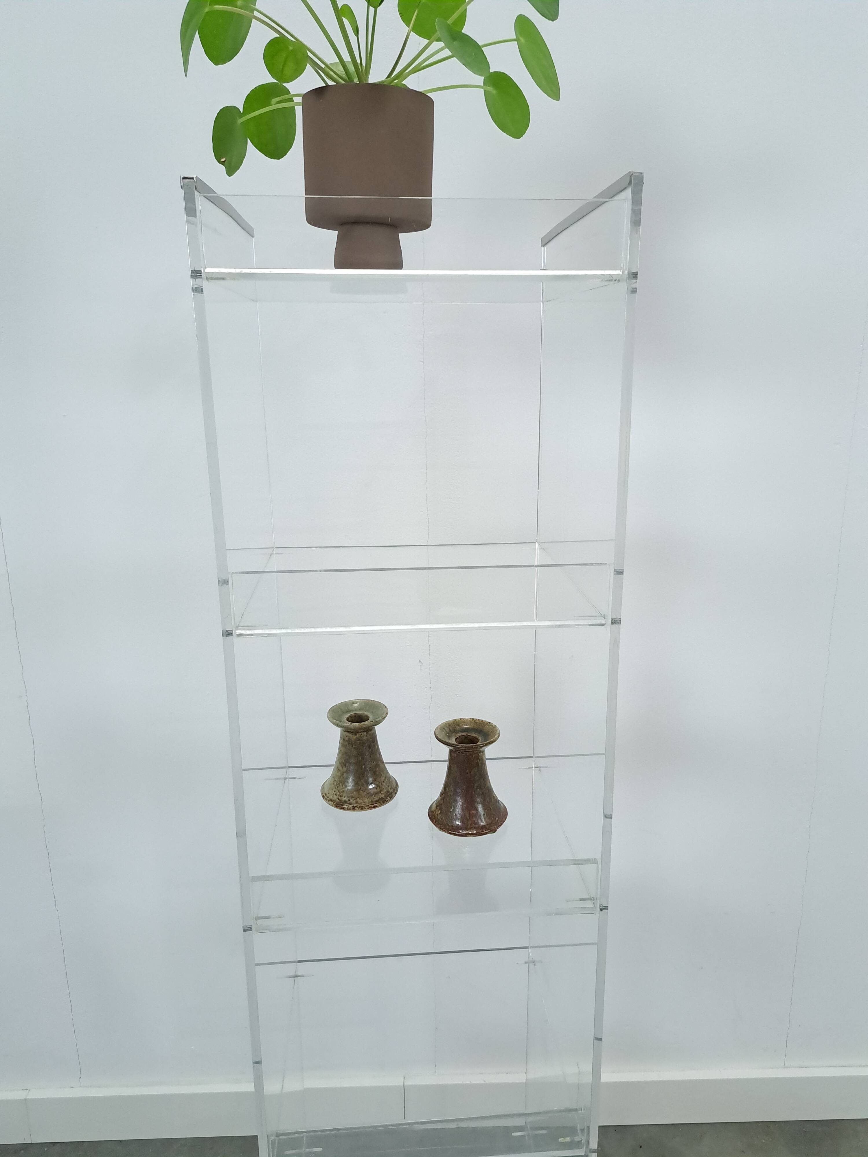 Armoire de rangement en plexiglas sur roulettes
