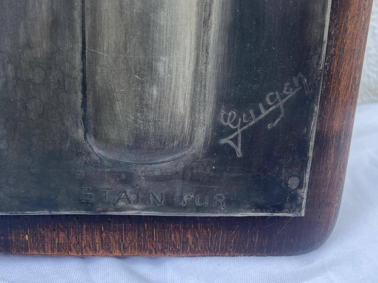 Pure tin table signed Guigan – rose pattern – Breton craftsmanship from the 19th century.