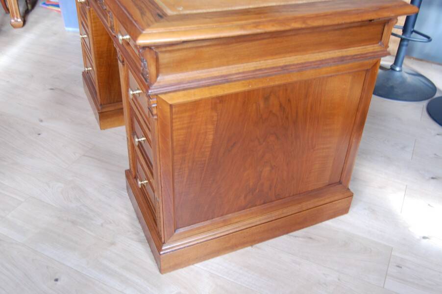 Napoleon III desk in walnut from the late 19th century.