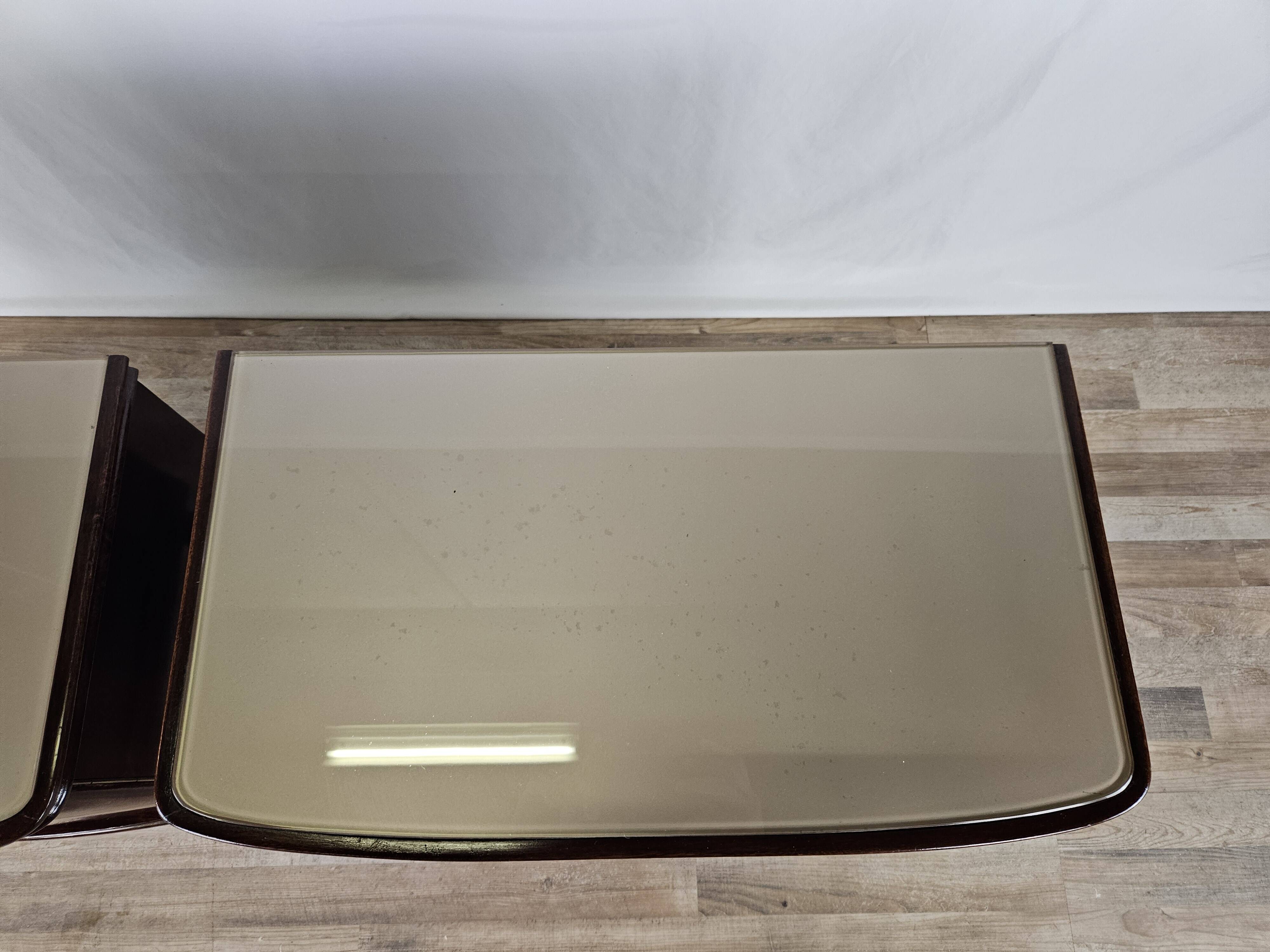 Paire de tables de chevet en acajou avec poignées en verre et laiton