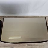 Paire de tables de chevet en acajou avec poignées en verre et laiton