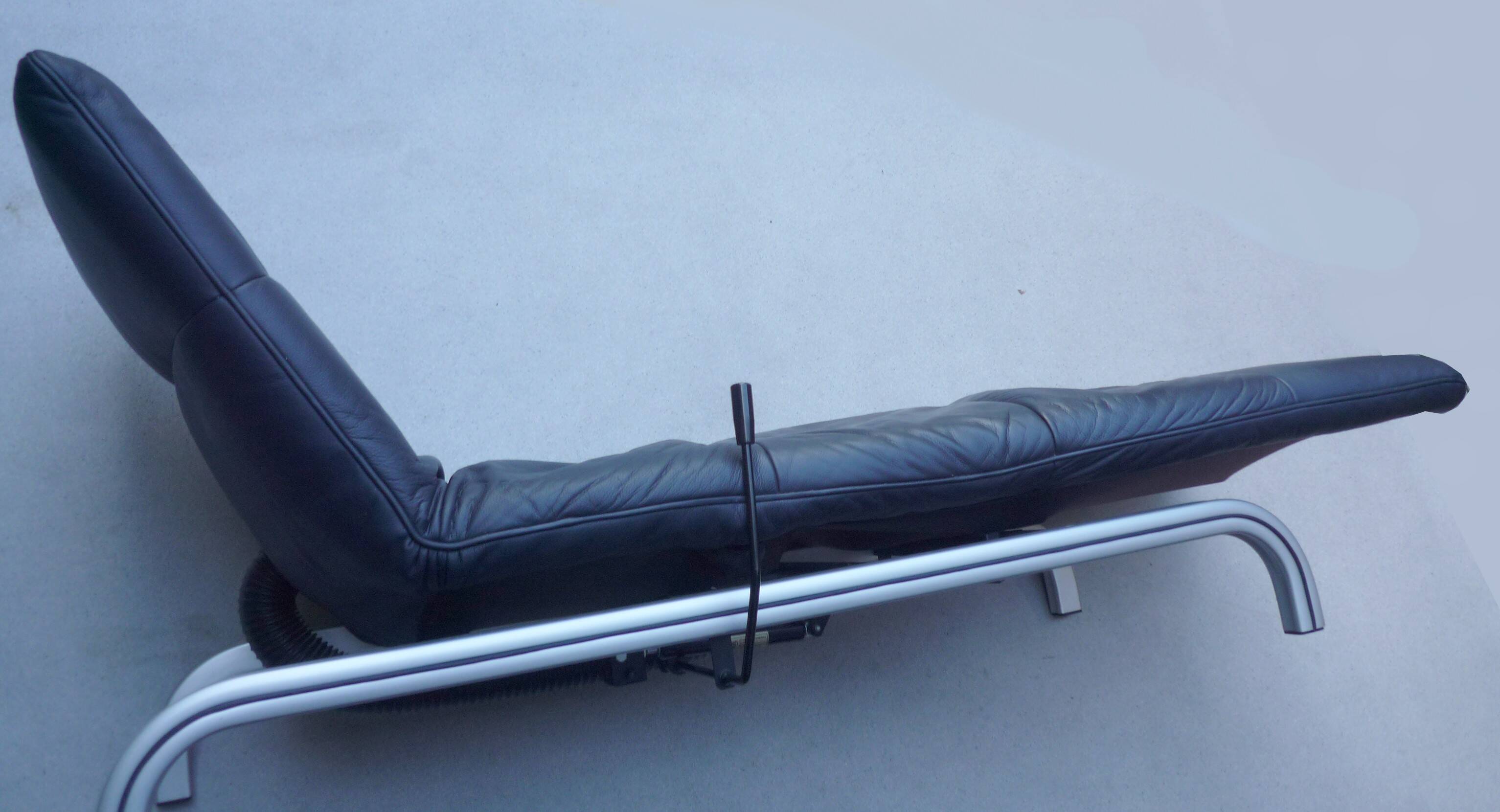 XDark brown leather chaise longue