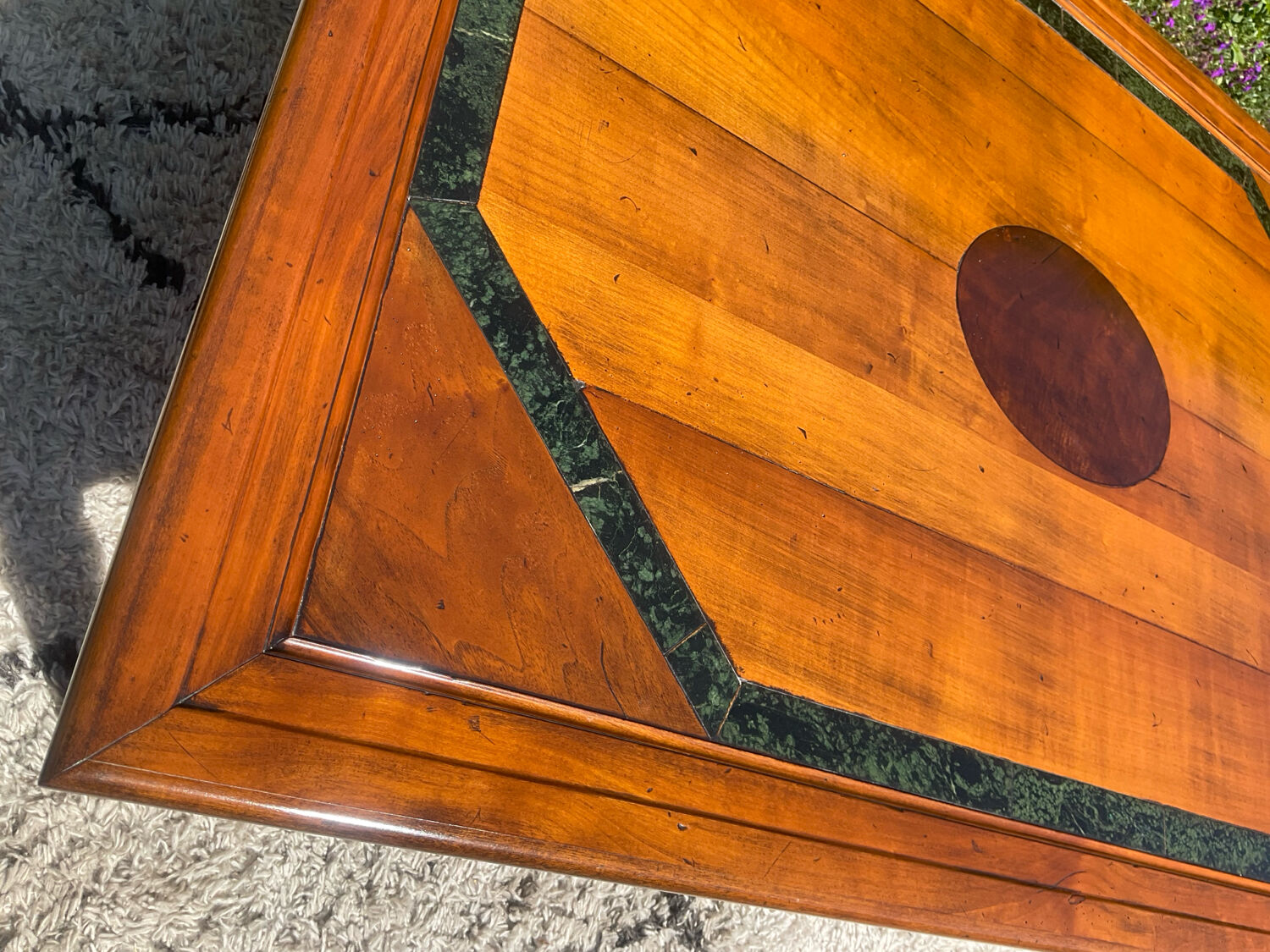 Tale basse vintage en bois massif et marqueterie de marbre