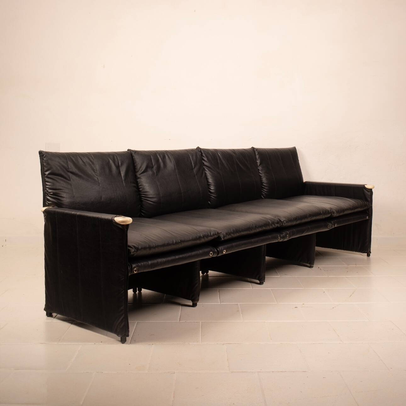 Divano "Minni" di A. Mazzoni D. Stelle e G. Gualtierotti per Giovannetti