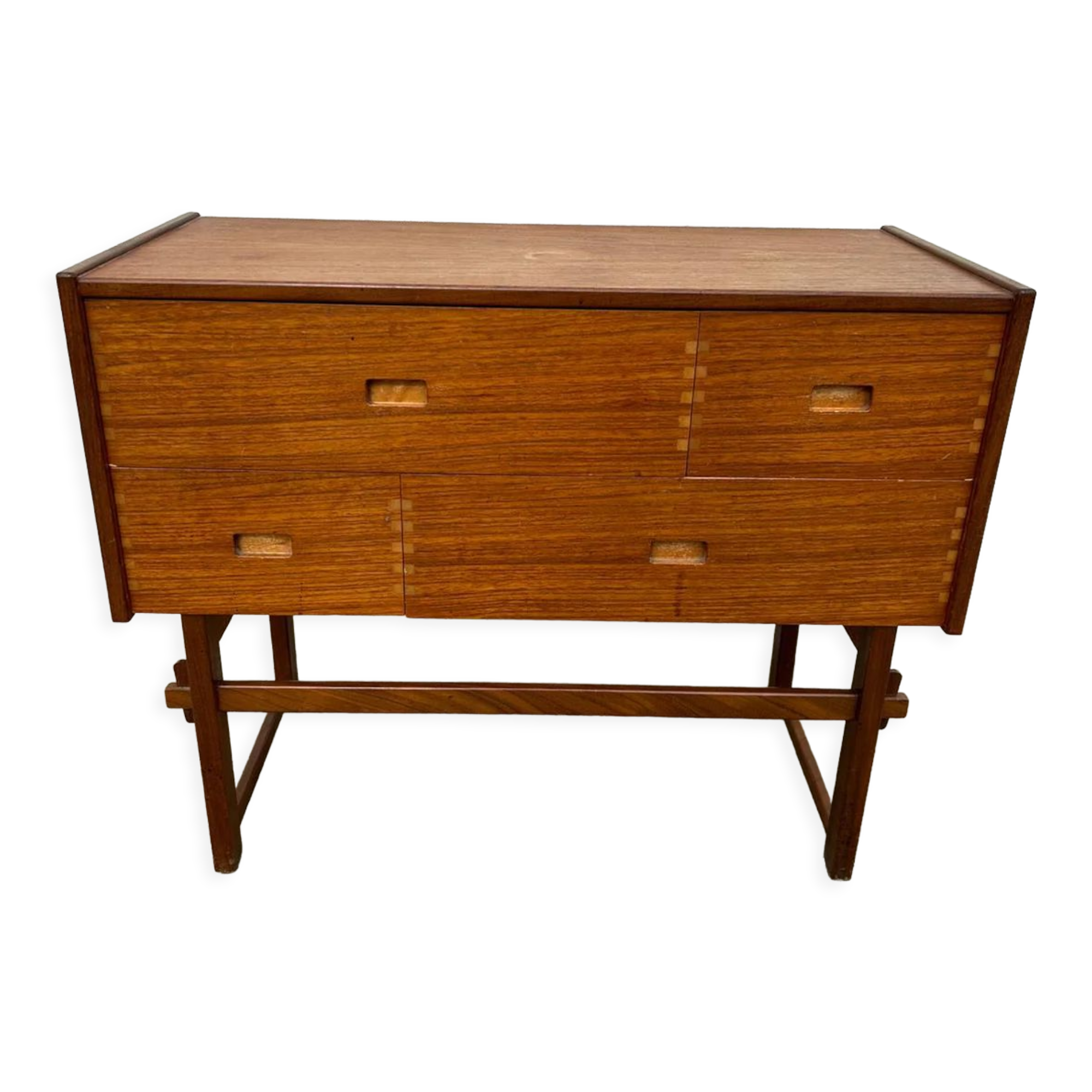 Scandinavian chest of drawers 4 drawers